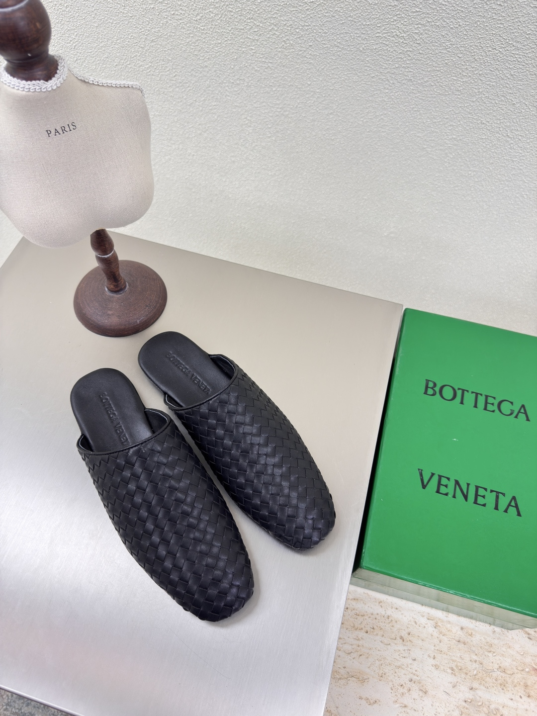 NO:251491,BV 7mm grade Simple slippers Genuine leather hand-woven BV Knot series Women's model Men's model Black weaving This classic model is simply the latest bv ceiling. Two-color color versatile. Simple one piece of leather 10mm pull strips Hand-woven. High-end comfort. High-quality calfskin. Foot-cushion sheepskin inner comfortable and high-end. Outsole is made of Italian leather outsole & injection rubber technology. Light dyeing technology. Benchmark the version. Original packaging. Shoe bags are printed with glue logo technology. The highest end of the market. Hot melt glue is used to shape the toe. Heel is easy to rebound and does not deform. The upper car line is made of Italian computer needle truck. Fine workmanship. Original packaging. Three-in-one box. Treat customers sincerely. Women's model 34 35 36 37 38 39 40 Men's model 38 39 40  41 42 43 44 45 (female 34 40 customized male 38 45 customized), semi-drag, bottega veneta, slippers, cowhide, sheepskin, Leather soles19860909BV 7毫米级 简约拖鞋 真皮手工编织 BV Knot系列 女款 男款 黑色编织 这款经典款 简直bv最新天花板啦 双色彩色百搭  简约一块皮10毫米抽条  手工编织而成 高档舒适 面料选用优质小牛皮 垫脚羊皮内里舒适高端 大底选用意大利真皮大底&注塑橡胶工艺 运用轻染工艺 对标对版 选用原版包装 鞋子布袋采用印胶logo工艺 市场最高端 采用热熔胶定型鞋头 后跟 易回弹不变形  鞋面车线选用意大利电脑针车 做工精细 选用原版包装 三合一盒子 真心对待客人 女款 34 35 36 37 38 39 40  男款 38 39 40 41 42 43 44 45（女34 40 定制 男38 45定制）,半拖,bottega veneta,slippers,cowhide,sheepskin,Leather soles,Women's Shoes