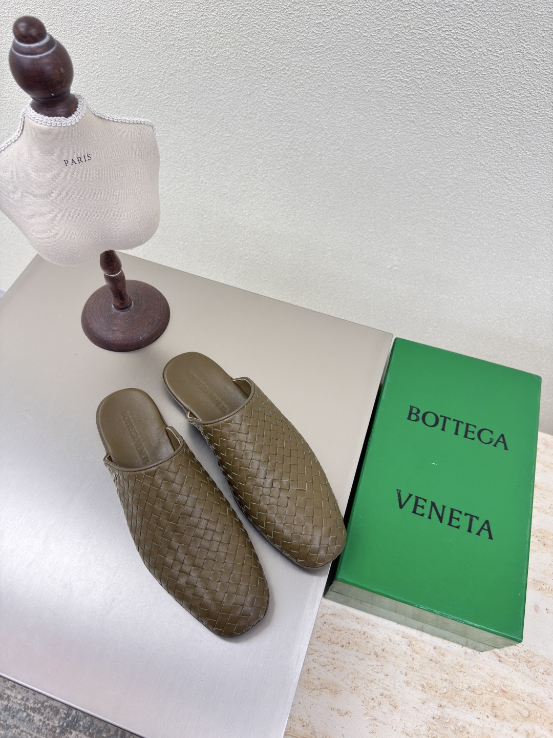 NO:251495,BV 7mm Slippers Leather Hand-woven BV Knot Series Women's Model Men's Model Olive Green Wear This classic model is simply the latest BV ceiling. Two-color, versatile, simple piece of leather 10mm strips, hand-woven, high-end, high-end fabric, high-quality calfskin, footbed sheepskin inner comfortable and high-end, outsole is Italian leather outsole & injection rubber process, light dyeing process, benchmark and matching version, original packaging, shoe bags are made of glue-printing logo technology, market top end, hot melt glue is used to shape the toe, heel is easy to rebound and not deform, upper car line is selected from Italian computer needle truck, fine workmanship, original packaging, three-in-one box, treat customers sincerely, women's model 34 35 36 37 38 39 40 Men's model 38 39 40  41 42 43 44 45 (female 34 40 customized male 38 45 customized), semi-drag, bottega veneta, slippers, cowhide, sheepskin, Leather soles19860909BV 7毫米级 拖鞋 真皮手工编织 BV Knot系列 女款 男款 橄榄绿编织 这款经典款 简直bv最新天花板啦 双色彩色百搭  简约一块皮10毫米抽条  手工编织而成 高档舒适 面料选用优质小牛皮 垫脚羊皮内里舒适高端 大底选用意大利真皮大底&注塑橡胶工艺 运用轻染工艺 对标对版 选用原版包装 鞋子布袋采用印胶logo工艺 市场最高端 采用热熔胶定型鞋头 后跟 易回弹不变形  鞋面车线选用意大利电脑针车 做工精细 选用原版包装 三合一盒子 真心对待客人 女款 34 35 36 37 38 39 40  男款 38 39 40 41 42 43 44 45（女34 40 定制 男38 45定制）,半拖,bottega veneta,slippers,cowhide,sheepskin,Leather soles,Women's Shoes