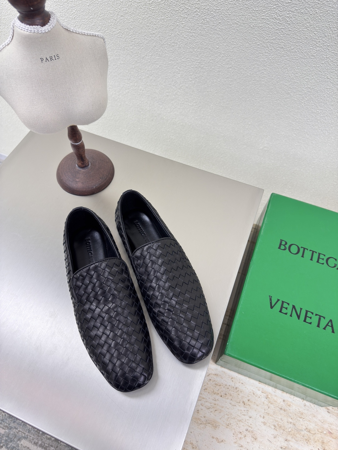 NO:251488,Advanced BV 7mm grade woven single shoes genuine leather hand-woven BV Knot series men and women men's 10 black knit This classic model is simply the latest bv ceiling, two colors and versatile, simple piece of leather 15mm pull strips, hand-woven, high-end, high-end fabric with high-quality calfskin, footbed sheepskin inner comfortable and high-end, outsole with Italian leather outsole & injection rubber process, light dyeing process, benchmarking and matching version, original packaging, shoe bags with glue printing logo technology, market top end, hot melt glue toe, heel, easy to rebound and not deform, upper car line is Italian computer needle truck, fine workmanship, original packaging, three-in-one box, treat customers sincerely, women's model 34 35 36 37 38 39 40 men's model 38  39 40 41 42 43 44 45 (female 34 40 customized, male 38 45 customized), single shoes, bottega veneta, cowhide, sheepskin, Leather soles19860909高级 BV 7毫米级 编织单鞋 真皮手工编织 BV Knot系列 男女款 男款10 黑色编织 这款经典款 简直bv最新天花板啦 双色彩色百搭  简约一块皮15 毫米抽条  手工编织而成 高档舒适 面料选用优质小牛皮 垫脚羊皮内里舒适高端 大底选用意大利真皮大底&注塑橡胶工艺 运用轻染工艺 对标对版 选用原版包装 鞋子布袋采用印胶logo工艺 市场最高端 采用热熔胶定型鞋头 后跟 易回弹不变形  鞋面车线选用意大利电脑针车 做工精细 选用原版包装 三合一盒子 真心对待客人 女款 34 35 36 37 38 39 40  男款 38 39 40 41 42 43 44 45（女34 40 定制 男38 45定制）,单鞋,bottega veneta,cowhide,sheepskin,Leather soles,Women's Shoes