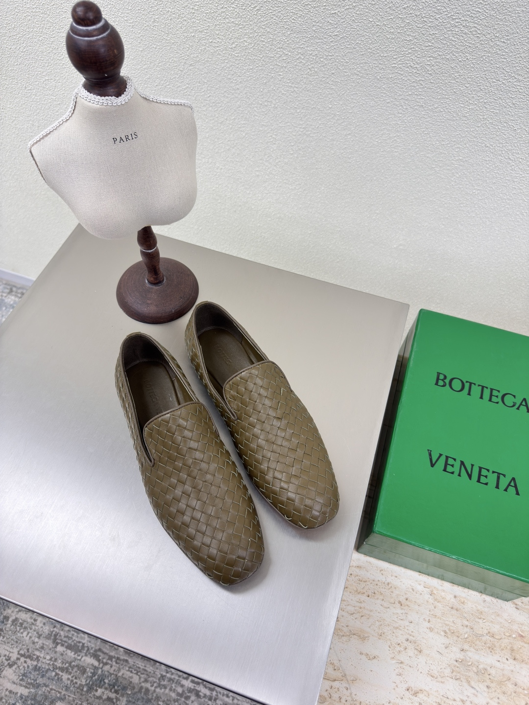 NO:251453,Advanced BV 7mm grade woven single shoes genuine leather hand-woven BV Knot series men and women men 10 olive green knitted this classic model is the latest bv ceiling. Two-color color versatile. Simple piece of leather 15mm pull strips. Hand-woven. High-end comfort. High-quality calfskin. Floor-up sheepskin inner comfortable and high-end. The sole is Italian leather outsole & injection rubber process. Light dyeing process. Benchmarked. The original packaging. The shoe bag uses glue-printing logo process. The highest end of the market. The toe is hot melt glue. The toe is fixed. The heel is easy to rebound and does not deform. The upper line is Italian computer needle truck. The workmanship is fine. The original packaging is three-in-one box. Treat customers sincerely. Women's model 34 35 36 37 38 39 40 men's model  38 39 40 41 42 43 44 45 (female 34 40 customized men 38 45 customized), single shoes, bottega veneta, cowhide, sheepskin, Leather soles19860909高级 BV 7毫米级 编织单鞋 真皮手工编织 BV Knot系列 男女款 男款10 橄榄绿 编织 这款经典款 简直bv最新天花板啦 双色彩色百搭  简约一块皮15 毫米抽条  手工编织而成 高档舒适 面料选用优质小牛皮 垫脚羊皮内里舒适高端 大底选用意大利真皮大底&注塑橡胶工艺 运用轻染工艺 对标对版 选用原版包装 鞋子布袋采用印胶logo工艺 市场最高端 采用热熔胶定型鞋头 后跟 易回弹不变形  鞋面车线选用意大利电脑针车 做工精细 选用原版包装 三合一盒子 真心对待客人 女款 34 35 36 37 38 39 40  男款 38 39 40 41 42 43 44 45（女34 40 定制 男38 45定制）,单鞋,bottega veneta,cowhide,sheepskin,Leather soles,Women's Shoes