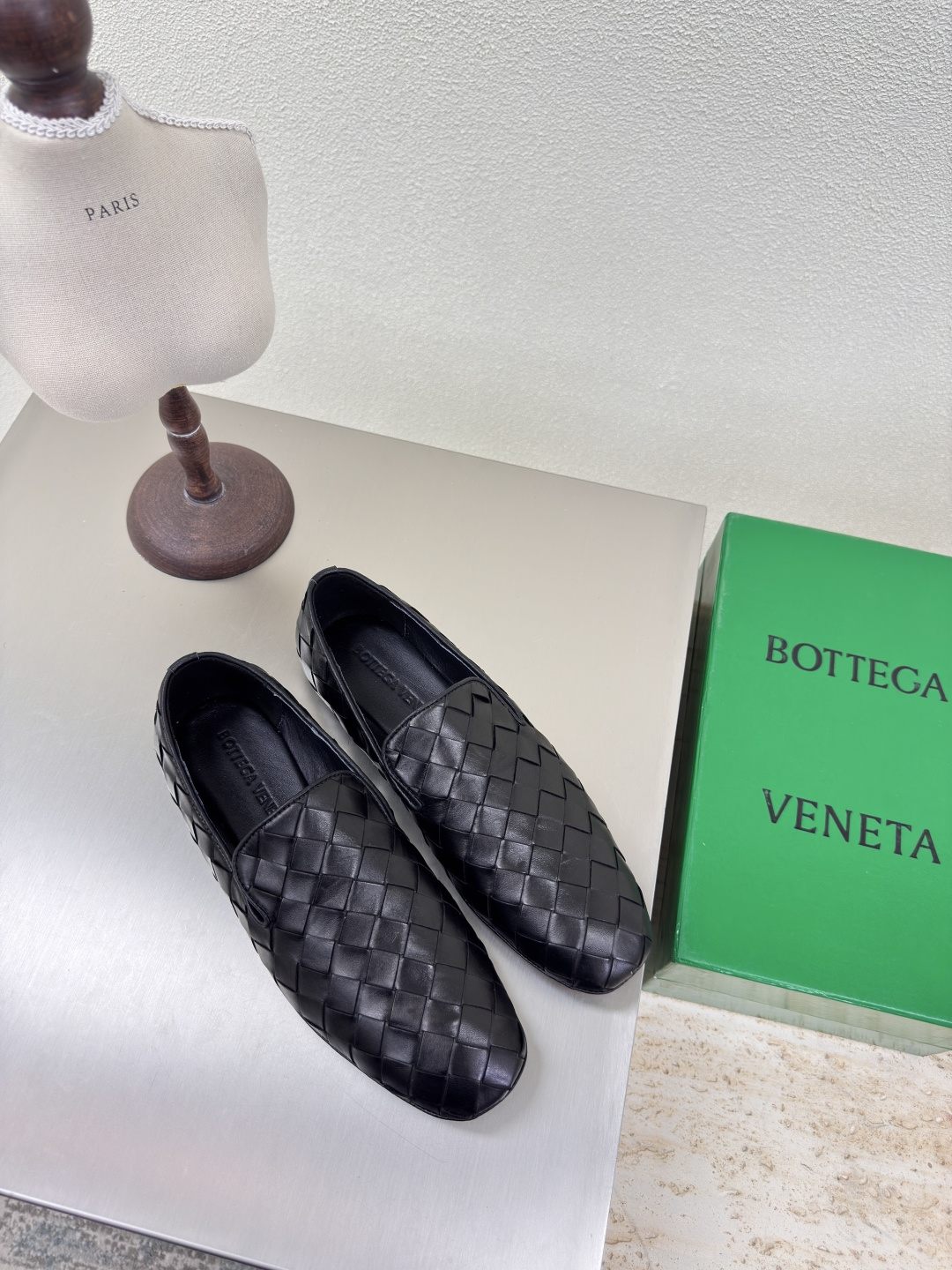 NO:251458,Advanced BV 15mm grade woven single shoes genuine leather hand-woven BV Knot series men and women men's 10 black knit This classic model is simply the latest bv ceiling. Two-color color versatile. Simple piece of leather 15mm pull strips. Hand-woven. High-end comfort. High-quality calfskin. Floor-up sheepskin inner comfortable and high-end. The sole is Italian leather outsole & injection rubber process. Light dyeing process. Benchmarked. The original packaging. The shoe bag uses glue-printing logo process. The highest end of the market. The toe is hot melt glue. The toe is fixed. The heel is easy to rebound and does not deform. The upper car line is Italian computer needle truck. The workmanship is fine. The original packaging is three-in-one box. Treat customers sincerely. Women's model 34 35 36 37 38 39 40 men's model  38 39 40 41 42 43 44 45 (female 34 40 customized men 38 45 customized), single shoes, bottega veneta, cowhide, sheepskin, Leather soles19860909高级 BV 15 毫米级 编织单鞋 真皮手工编织 BV Knot系列 男女款 男款10 黑色编织 这款经典款 简直bv最新天花板啦 双色彩色百搭  简约一块皮15 毫米抽条  手工编织而成 高档舒适 面料选用优质小牛皮 垫脚羊皮内里舒适高端 大底选用意大利真皮大底&注塑橡胶工艺 运用轻染工艺 对标对版 选用原版包装 鞋子布袋采用印胶logo工艺 市场最高端 采用热熔胶定型鞋头 后跟 易回弹不变形  鞋面车线选用意大利电脑针车 做工精细 选用原版包装 三合一盒子 真心对待客人 女款 34 35 36 37 38 39 40  男款 38 39 40 41 42 43 44 45（女34 40 定制 男38 45定制）,单鞋,bottega veneta,cowhide,sheepskin,Leather soles,Women's Shoes