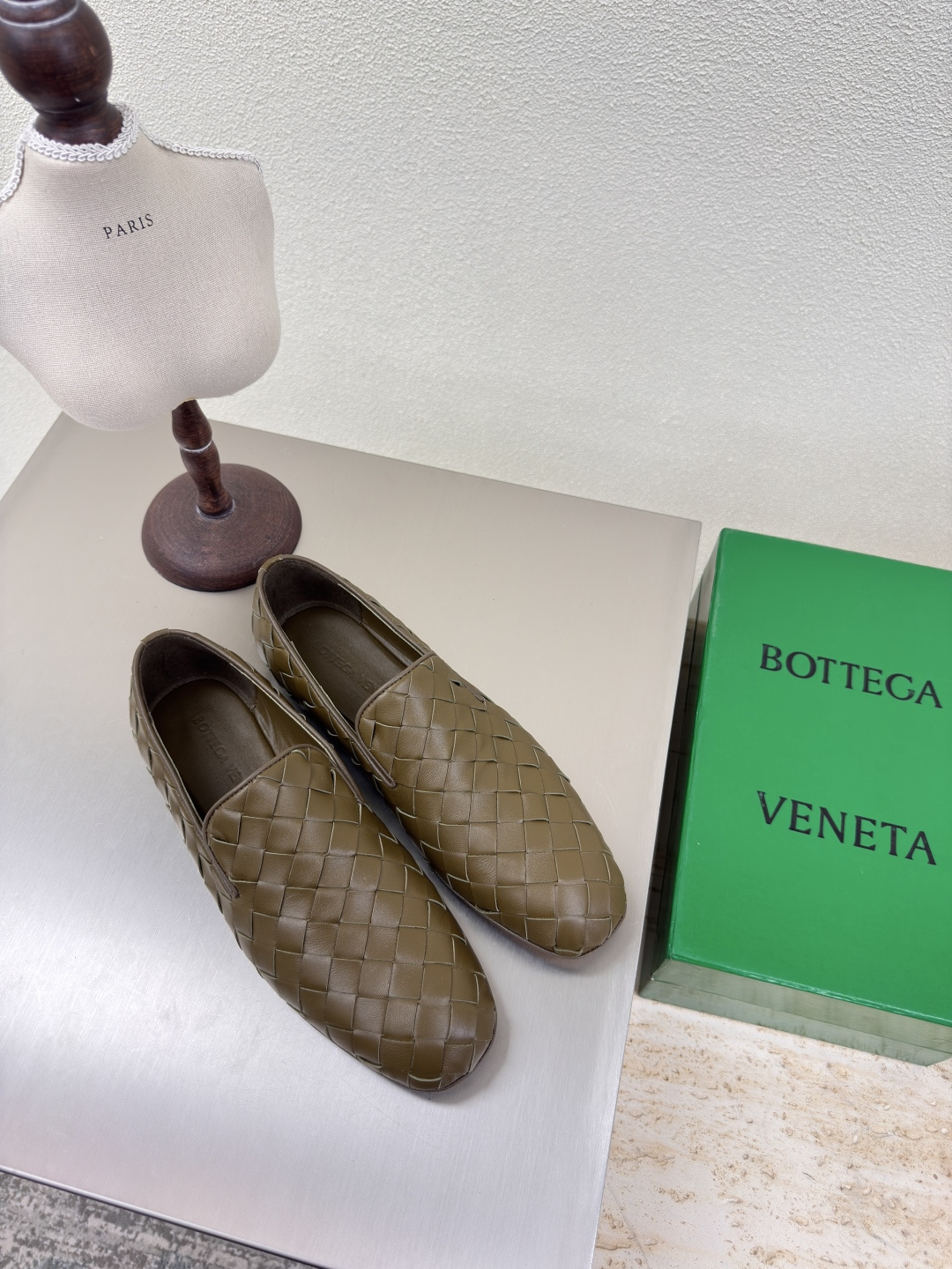 NO:251463,Advanced BV 15mm grade woven single shoes genuine leather hand-woven BV Knot series men and women men 10 olive green knitted this classic model is the latest bv ceiling. Two-color color versatile. Simple piece of leather 15mm pull strips. Hand-woven. High-end comfort. High-quality calfskin. Floor-up sheepskin inner comfortable and high-end. The sole is Italian leather outsole & injection rubber process. Light dyeing process. Benchmarked. The original packaging. The shoe bag uses glue logo process. The highest end of the market. The toe is hot melt glue. The toe is fixed. The heel is easy to rebound and does not deform. The upper line is Italian computer needle truck. The workmanship is fine. The original packaging is used. Three-in-one box. Treat customers sincerely. Women's model 34 35 36 37 38 39 40  Men's model 38 39 40 41 42 43 44 45 (Women's 34 40 Customized Men's 38 45 Customized), Single Shoes, Bottega Veneta, Cowhide, Sheepskin, Leather Soles19860909高级 BV 15 毫米级 编织单鞋 真皮手工编织 BV Knot系列 男女款 男款10 橄榄绿 编织 这款经典款 简直bv最新天花板啦 双色彩色百搭  简约一块皮15 毫米抽条  手工编织而成 高档舒适 面料选用优质小牛皮 垫脚羊皮内里舒适高端 大底选用意大利真皮大底&注塑橡胶工艺 运用轻染工艺 对标对版 选用原版包装 鞋子布袋采用印胶logo工艺 市场最高端 采用热熔胶定型鞋头 后跟 易回弹不变形  鞋面车线选用意大利电脑针车 做工精细 选用原版包装 三合一盒子 真心对待客人 女款 34 35 36 37 38 39 40  男款 38 39 40 41 42 43 44 45（女34 40 定制 男38 45定制）,单鞋,bottega veneta,cowhide,sheepskin,Leather soles,Women's Shoes