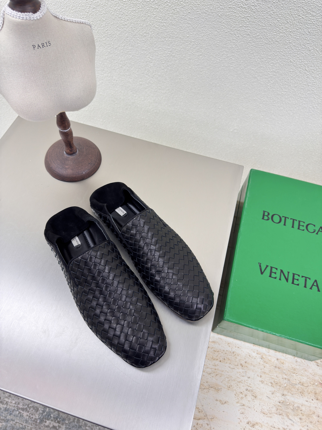 NO:251467,Back-step style Advanced BV 7mm level Knitted single shoes Genuine leather hand-woven BV Knot series Men's and women's models 10 Black knit This classic model is simply the latest bv ceiling. Two-color color versatile. Simple piece of leather 15mm pull strips Hand-woven. High-end comfort. High-quality calfskin. Floor-up sheepskin inner comfortable and high-end. The sole is Italian leather outsole & injection rubber process. Light dyeing process. Benchmarked. The original packaging. The shoe bag uses glue-printing logo process. The highest end of the market. The toe is hot melt glue. The toe is fixed. The heel is easy to rebound and does not deform. The upper line is Italian computer needle truck. The workmanship is fine. The original packaging is used. Three-in-one box. Treat customers sincerely. Women's model 34 35 36 37 38 39 40  Men's model 38 39 40 41 42 43 44 45 (Women's 34 40 Customized Men's 38 45 Customized), Single Shoes, Bottega Veneta, Cowhide, Sheepskin, Leather Soles19860909后踩式 高级 BV 7毫米级 编织单鞋 真皮手工编织 BV Knot系列 男女款 男款10 黑色编织 这款经典款 简直bv最新天花板啦 双色彩色百搭  简约一块皮15 毫米抽条  手工编织而成 高档舒适 面料选用优质小牛皮 垫脚羊皮内里舒适高端 大底选用意大利真皮大底&注塑橡胶工艺 运用轻染工艺 对标对版 选用原版包装 鞋子布袋采用印胶logo工艺 市场最高端 采用热熔胶定型鞋头 后跟 易回弹不变形  鞋面车线选用意大利电脑针车 做工精细 选用原版包装 三合一盒子 真心对待客人 女款 34 35 36 37 38 39 40  男款 38 39 40 41 42 43 44 45（女34 40 定制 男38 45定制）,单鞋,bottega veneta,cowhide,sheepskin,Leather soles,Women's Shoes