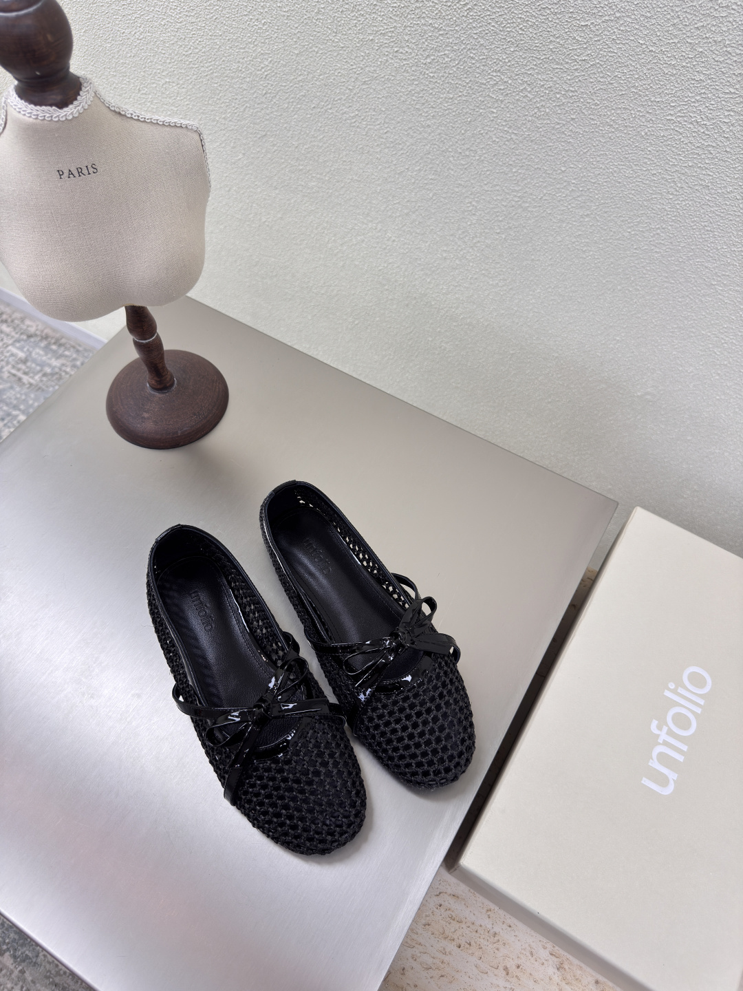 NO:262859,UN Boutique Large Mesh Series Niche Designer 25 New Styles Single Shoes Cute Toe Black Mesh Single Shoes Untitlab Fabric is made of calf patent leather Breathable mesh Comfortable Sheepskin Original recyclable material waist-hugging streamlined rubber outsole Size 35 36 37 38 39 40 41 (40 41 customization) Original packaging, slippers, sheepskin19860909UN精品 大网孔 系列 小众设计师25发布会新款 单鞋 可爱头 黑色网孔 单鞋  Untitlab 面料选用小牛漆皮  透气网布 内里舒适羊皮里 原版可回收材质收腰流线型橡胶大底 码数 35 36 37 38 39 40 41（40 41定制） 原版包装,拖鞋单鞋,slippers,sheepskin,Women's Shoes