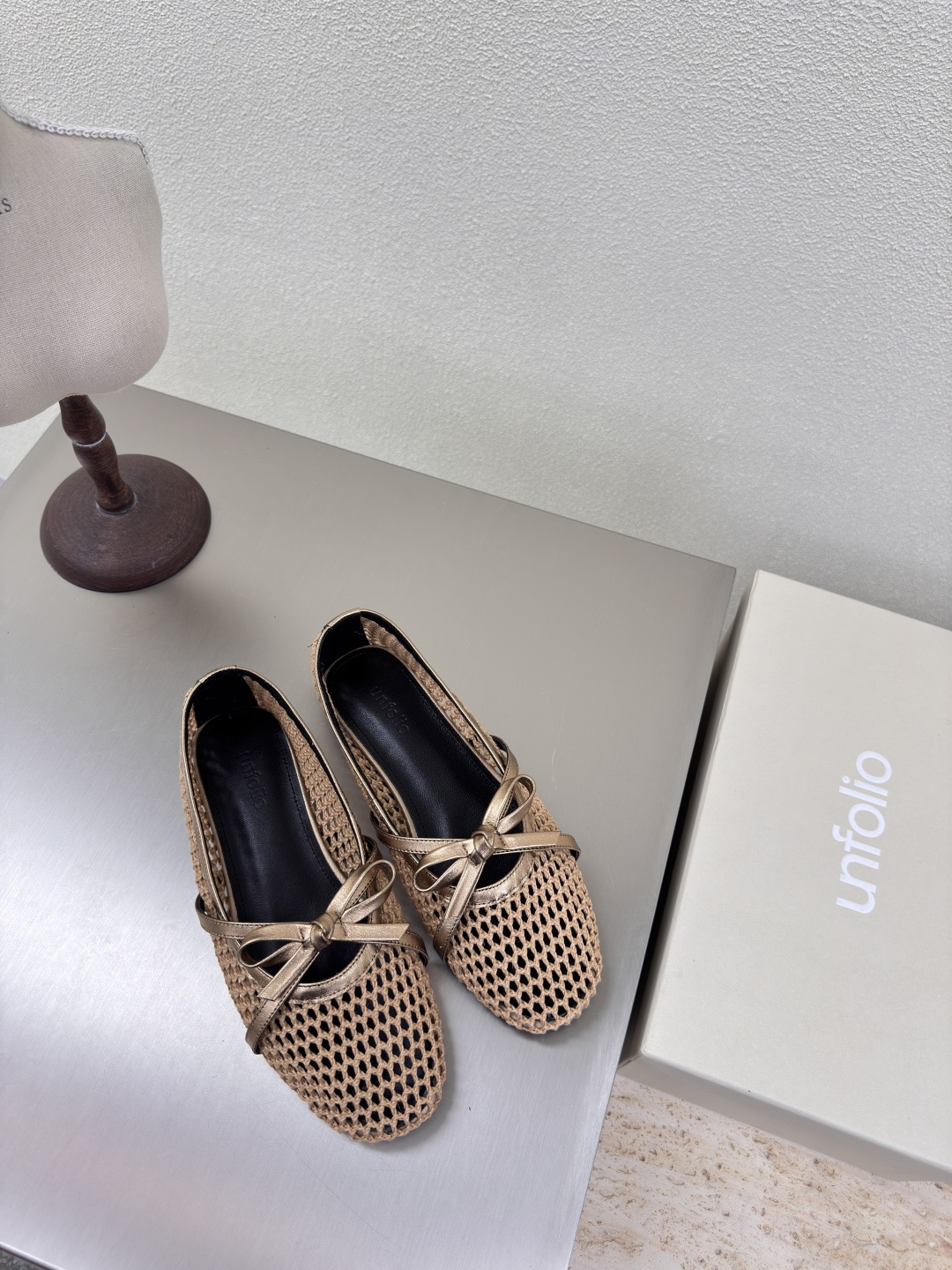 NO:262861,UN Boutique Large mesh Series Niche Designer 25 New Model Single Shoes Cute Toe Gold Mesh Untitlab Fabric Used Calf Patent Leather Breathable Mesh Comfortable Sheepskin Original Recyclable Material Waist-Close Streamlined Rubber Outsole Number of Sizes 35 36 37 38 39 40 41 (40 41 Customized) Original Packaging, Slippers, Sheepskin19860909UN精品 大网孔 系列 小众设计师25发布会新款 单鞋 可爱头 金色 网孔  Untitlab 面料选用小牛漆皮  透气网布 内里舒适羊皮里 原版可回收材质收腰流线型橡胶大底 码数 35 36 37 38 39 40 41（40 41定制） 原版包装,拖鞋单鞋,slippers,sheepskin,Women's Shoes