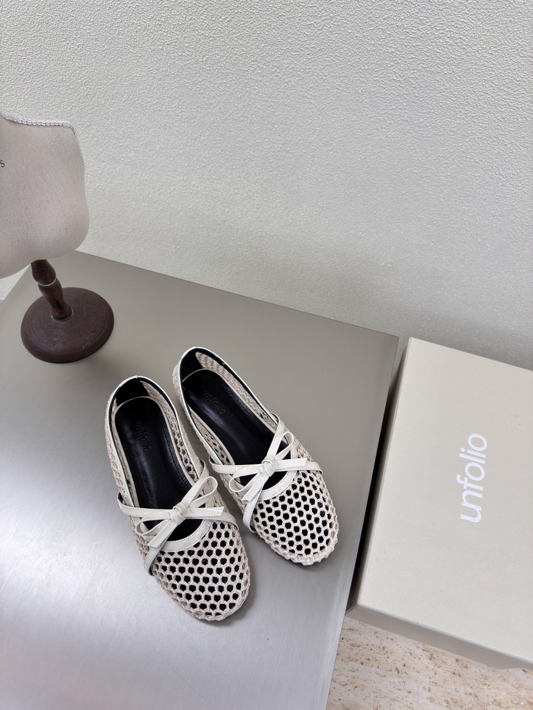 NO:262863,UN Boutique Large Mesh Series Niche Designer 25 New Models Single Shoes Cute Toe White Mesh Single Shoes Untitlab Fabric is made of calf patent leather Breathable mesh Comfortable sheepskin Original recyclable material waist-hugging streamlined rubber outsole Size 35 36 37 38 39 40 41 (40 41 customization) Original packaging, slippers, sheepskin19860909UN精品 大网孔 系列 小众设计师25发布会新款 单鞋 可爱头 白色 网孔 单鞋  Untitlab 面料选用小牛漆皮  透气网布 内里舒适羊皮里 原版可回收材质收腰流线型橡胶大底 码数 35 36 37 38 39 40 41（40 41定制） 原版包装,拖鞋单鞋,slippers,sheepskin,Women's Shoes