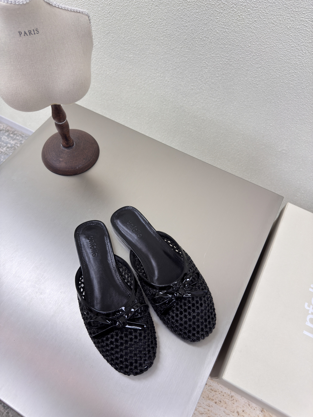 NO:262865,UN quality large mesh series slippers Niche designer 25 press conference new single shoes cute toe black mesh slippers Untitlab fabric is made of calf patent leather breathable mesh comfortable sheepskin lining original recyclable material waist-hugging streamlined rubber outsole size 35 36 37 38 39 40 41 (40 41 customization) original packaging, slippers single shoes, slippers, sheepskin19860909UN精品 大网孔 系列拖鞋 小众设计师25发布会新款 单鞋 可爱头 黑色网孔 拖鞋 Untitlab 面料选用小牛漆皮  透气网布 内里舒适羊皮里 原版可回收材质收腰流线型橡胶大底 码数 35 36 37 38 39 40 41（40 41定制） 原版包装,拖鞋单鞋,slippers,sheepskin,Women's Shoes