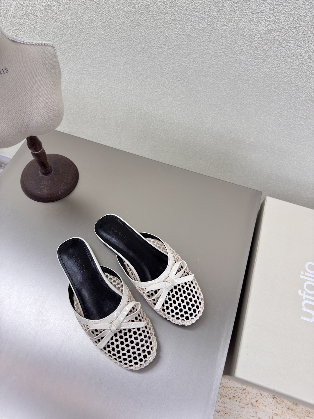 NO:262867,UN quality large mesh series slippers Niche designer 25 press conference new single shoes cute toe white mesh slippers Untitlab fabric is made of calf patent leather breathable mesh comfortable sheepskin lining original recyclable material waist-hugging streamlined rubber outsole size 35 36 37 38 39 40 41 (40 41 customization) original packaging, slippers single shoes, slippers, sheepskin19860909UN精品 大网孔 系列拖鞋 小众设计师25发布会新款 单鞋 可爱头 白色网孔 拖鞋 Untitlab 面料选用小牛漆皮  透气网布 内里舒适羊皮里 原版可回收材质收腰流线型橡胶大底 码数 35 36 37 38 39 40 41（40 41定制） 原版包装,拖鞋单鞋,slippers,sheepskin,Women's Shoes