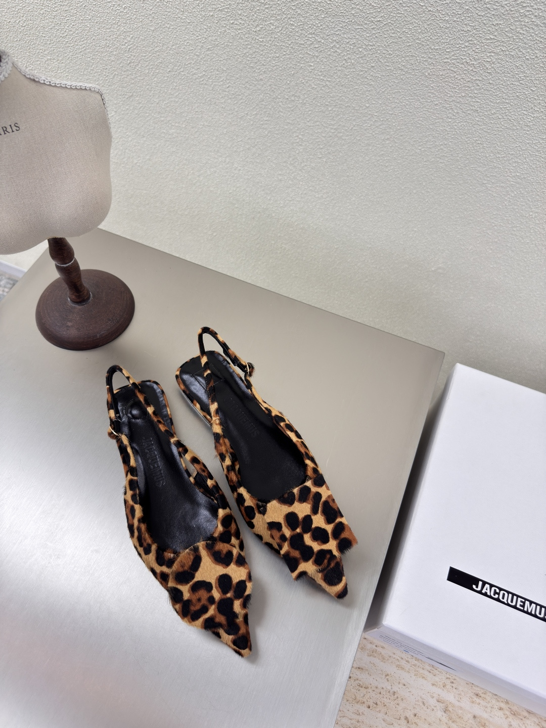 NO:262853,Flat sole Jacquemus25ss pointed toe geometric pattern Geometric pattern Decorative empty shoes Real horse hair Leopard print series Personality Highlight style ————————————————————————————————————————————————————————————— Fabric original horse hair leather Inner lambskin Outsole Italian leather outsole Size 35 36 37 38 39 40 41 (40 41 customization), sandals, sandals, sheepskin, Leather soles19860909平底 Jacquemus25ss尖头几何图案 几何图案 装饰 后空鞋 真马毛 豹纹系列 个性突出 鲜明格调  ————————————— 面料 马毛原皮 内里 小羊皮 大底 意大利真皮大底 码数 35 36 37 38 39 40 41（40 41定制）,凉鞋,sandals,sheepskin,Leather soles,Women's Shoes