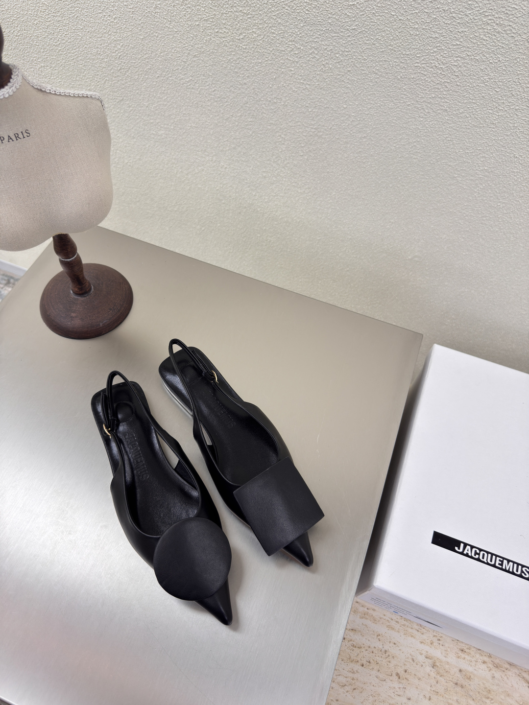 NO:262856,Flat sole Jacquemus25ss pointed toe geometric pattern Geometric pattern Decorative empty shoes Black lambskin Series Highlight personality Bright style ————————————————————————————————————— Fabric lambskin Inner lambskin Outsole Italian leather outsole Size 35 36 37 38 39 40 41 (40 41 customization), sandals, sandals, sheepskin, Leather soles19860909平底 Jacquemus25ss尖头几何图案 几何图案 装饰 后空鞋 黑色 小羊皮 系列 个性突出 鲜明格调  ————————————— 面料 小羊皮 内里 小羊皮 大底 意大利真皮大底 码数 35 36 37 38 39 40 41（40 41定制）,凉鞋,sandals,sheepskin,Leather soles,Women's Shoes