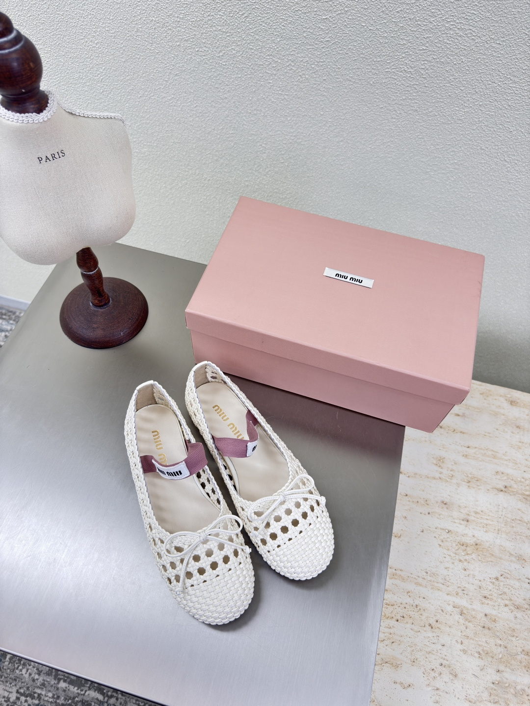 NO:262850,miu'miu hand-woven Mary Jane flat shoes white knitted flat design series miu'miu classic comfort production original consistent Italian leather outsole High-version fabric braided material original consistent opposite version design girlish feeling comfortable benchmarking 35 36 37 38 39 40 41 (40 41 size customized) configuration original packaging, single shoes, miumiu, mary jane, Leather soles19860909miu'miu 手工编织 玛丽珍平底单鞋 白色 编织 对版 平底设计 系列 miu'miu 经典舒适 制作  原版一致 意大利真皮大底 高版本  面料 编织材质   原版一致 对版 设计 少女感 舒适  对标对版 35 36 37 38 39 40 41（40 41 码定制） 配置原版包装,单鞋,miumiu,mary jane,Leather soles,Women's Shoes