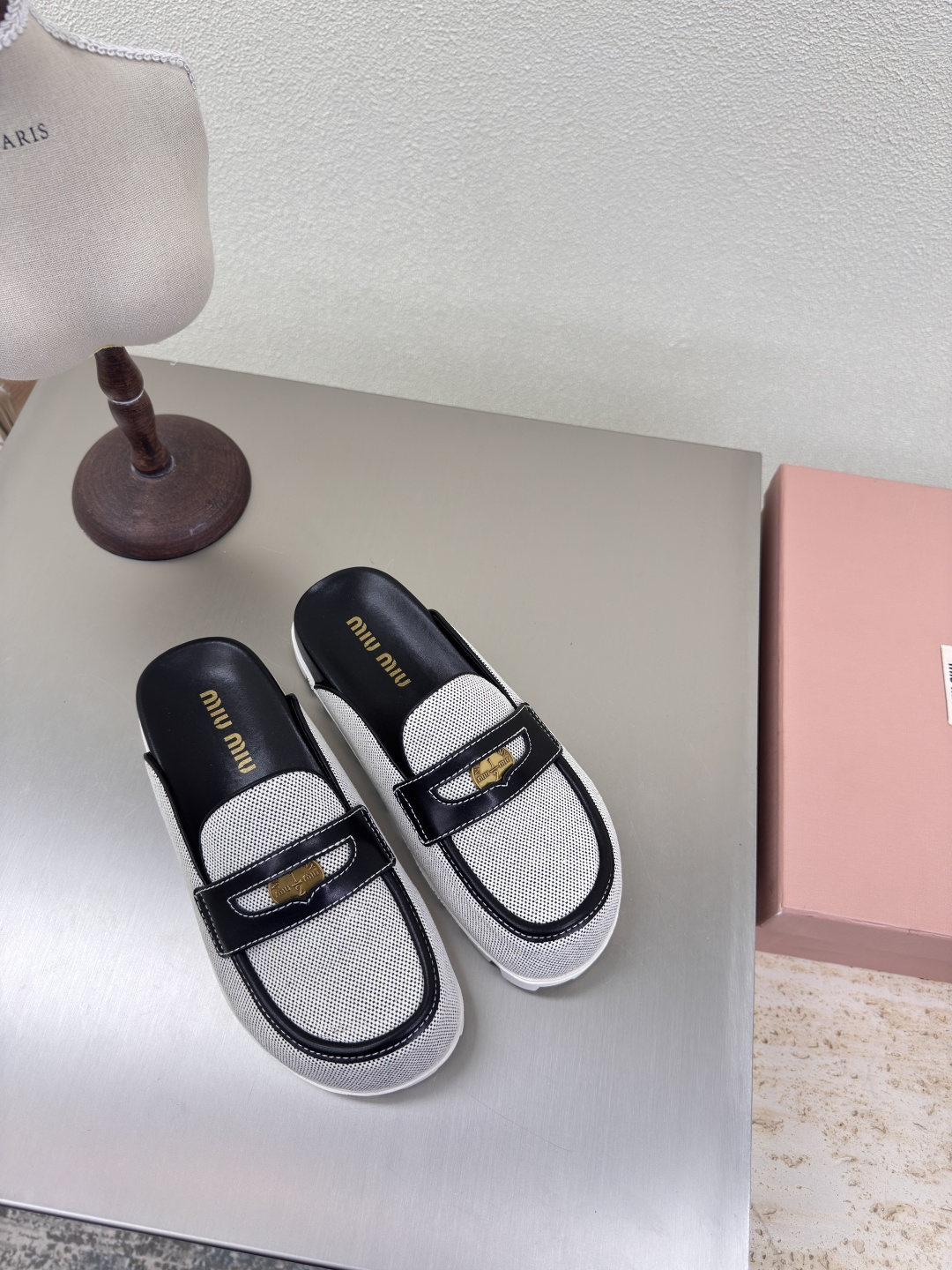 NO:262841,miu'miu Baotou slippers black and white matching pairing thick sole design series miu'miu classic comfort production original uniform molding outsole higher version fabric calfskin technology fabric original consistent version design girlish feeling comfortable benchmarking version 35 36 37 38 39 40 41 (40 41 size customized) configuration original packaging, semi-torque, miumiu, slippers, cowhide19860909miu'miu 包头拖鞋 黑白配 对版 厚底 设计 系列 miu'miu 经典舒适 制作  原版一致成型大底 高版本  面料 小牛皮科技面料   原版一致 对版 设计 少女感 舒适  对标对版 35 36 37 38 39 40 41（40 41 码定制） 配置原版包装,半拖,miumiu,slippers,cowhide,Women's Shoes