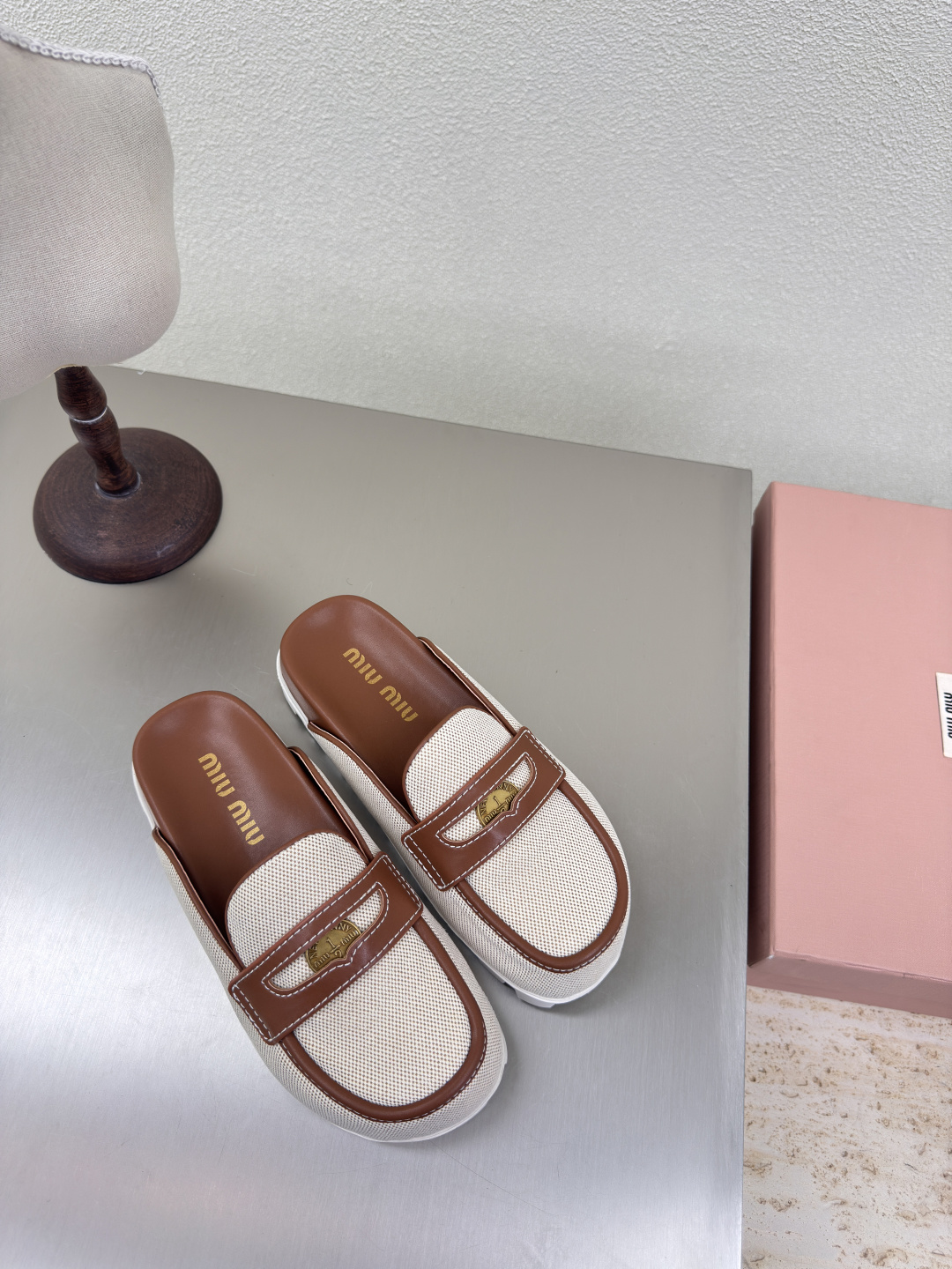 NO:262844,miu'miu Baotou slippers, brown and apricot paired version, thick sole design series miu'miu classic comfort production original uniform molded outsole higher version fabric calfskin technology fabric original uniform version design girlish feeling comfortable benchmarking version 35 36 37 38 39 40 41 (40 41 size customized) Configure original packaging, semi-torque, miumiu, slippers, cowhide19860909miu'miu 包头拖鞋 棕杏配 对版 厚底 设计 系列 miu'miu 经典舒适 制作  原版一致成型大底 高版本  面料 小牛皮科技面料   原版一致 对版 设计 少女感 舒适  对标对版 35 36 37 38 39 40 41（40 41 码定制） 配置原版包装,半拖,miumiu,slippers,cowhide,Women's Shoes