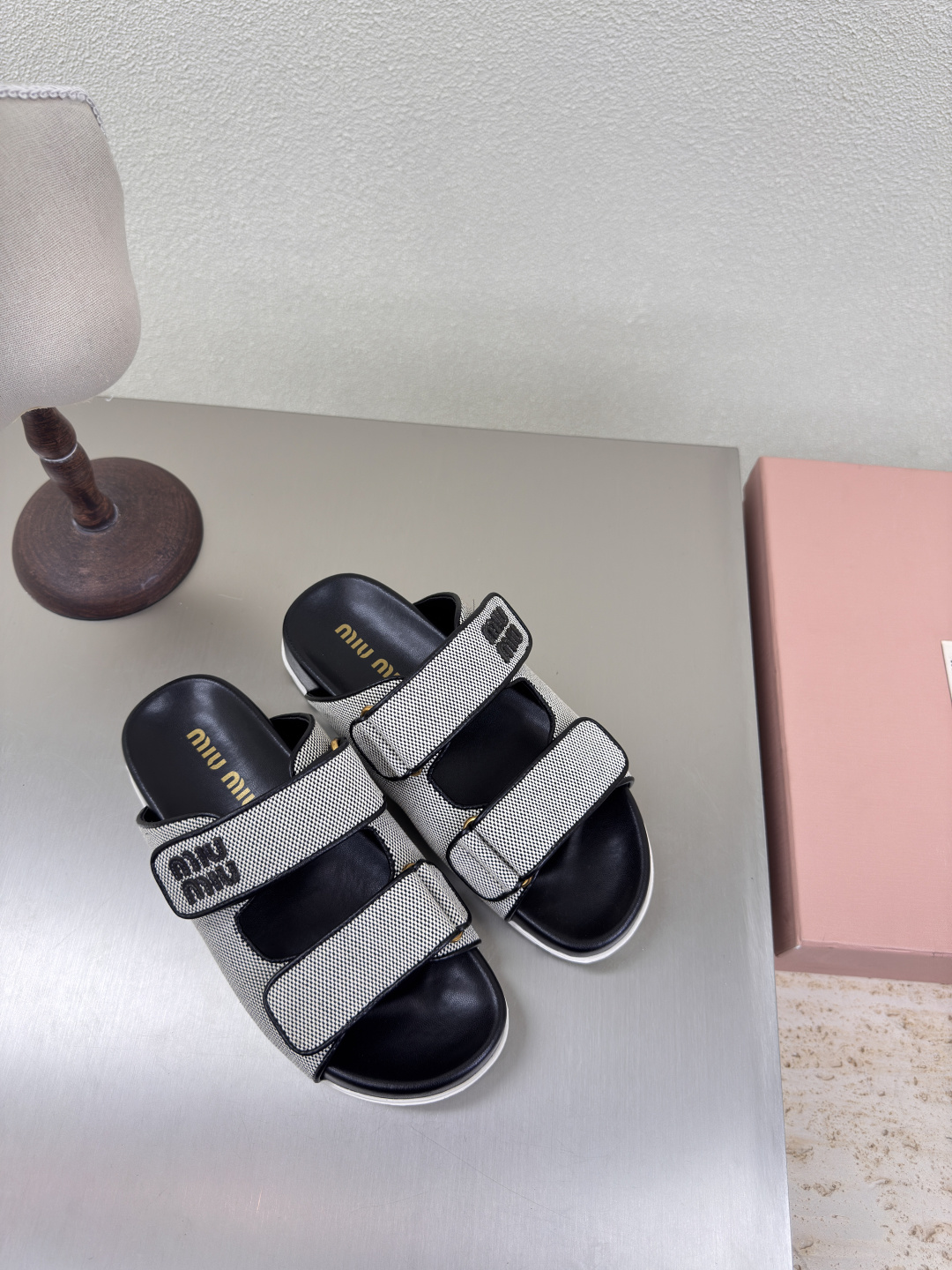 NO:262869,miu'miu beach thick-soled slippers black and white matching paired thick-soled design series miu'miu classic comfort production original consistent molded outsole higher version fabric calfskin technology fabric original consistent matching design girlish feeling comfortable benchmarking version 35 36 37 38 39 40 41 (40 41 size customized) configuration original packaging, slippers, miumiu, slippers, cowhide19860909miu'miu 沙滩厚底拖鞋 黑白配 对版 厚底 设计 系列 miu'miu 经典舒适 制作  原版一致成型大底 高版本  面料 小牛皮科技面料   原版一致 对版 设计 少女感 舒适  对标对版 35 36 37 38 39 40 41（40 41 码定制） 配置原版包装,拖鞋,miumiu,slippers,cowhide,Women's Shoes