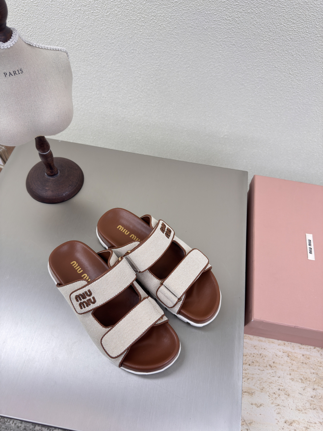 NO:262855,miu'miu Baotou slippers, brown and apricot pairing version, thick sole, design, series miu'miu classic comfort, production, original consistent molding outsole, high version, fabric, calfskin technology fabric, original consistent, matching version, design, girlish sense, comfortable, benchmarking and matching version 35 36 37 38 39 40 41 (40 41 size customized) Configure original packaging, slippers, miumiu, slippers, cowhide19860909miu'miu 包头拖鞋 棕杏配对版 厚底 设计 系列 miu'miu 经典舒适 制作  原版一致成型大底 高版本  面料 小牛皮科技面料   原版一致 对版 设计 少女感 舒适  对标对版 35 36 37 38 39 40 41（40 41 码定制） 配置原版包装,拖鞋,miumiu,slippers,cowhide,Women's Shoes