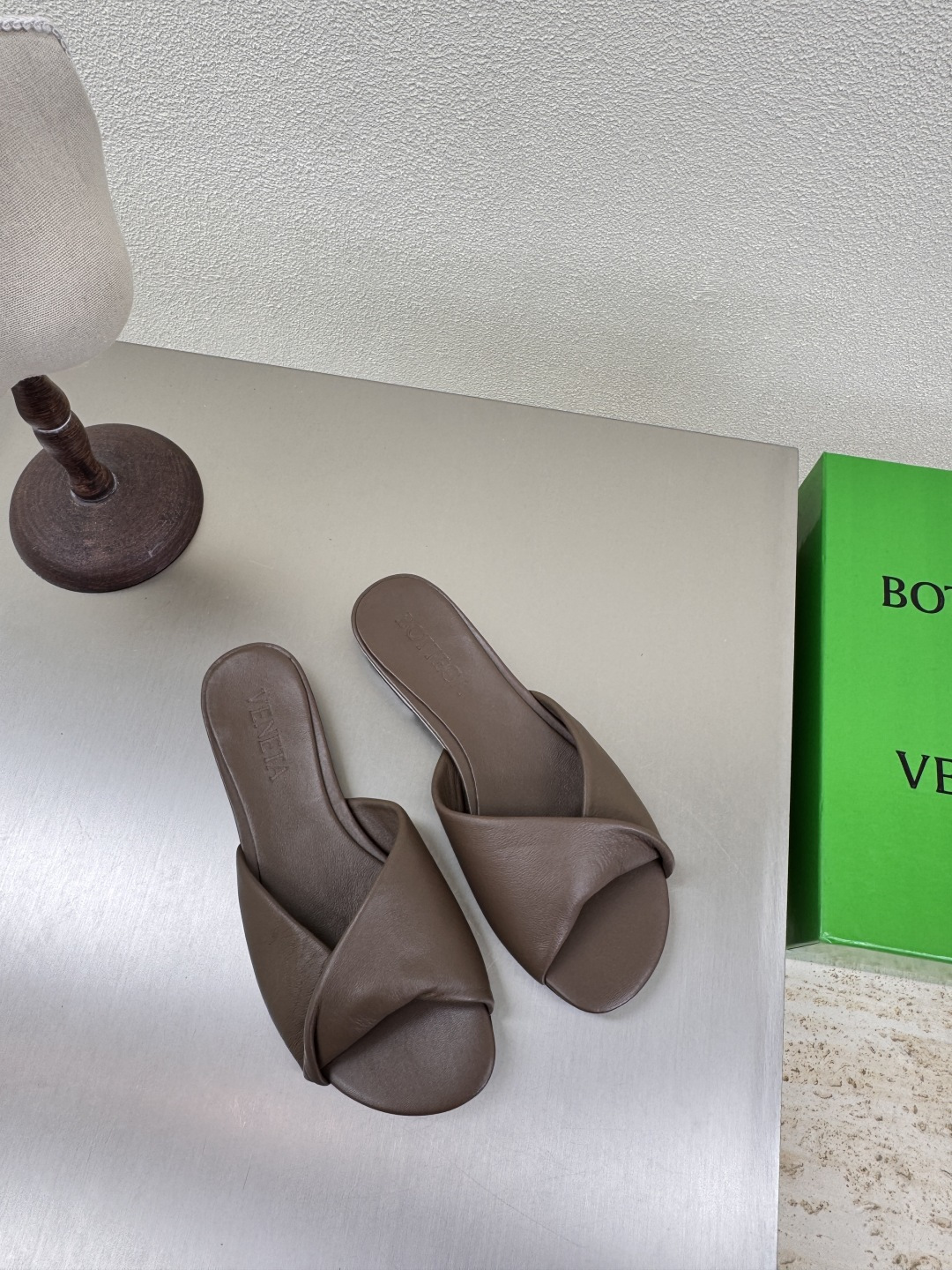 NO:262829,Flat sole Series BV Blink Lambskin Slipper Series Lambskin Filled Comfort Sponge Deep Khaki This classic model is simply the latest bv ceiling. Two-color color versatile lambskin design. Hand-woven. High-end fabric with high-quality calfskin. Filled sheepskin inner comfortable and high-end. Outsole with Italian leather outsole & injection rubber craftsmanship. Light dyeing technology. Benchmarking and matching. Original packaging. Shoe bags are made of glue-printing logo technology. The highest end of the market. Hot melt glue is used to shape the toe. Heel is easy to rebound and does not deform. The upper line is made of Italian computer needle truck. Fine workmanship. Use original packaging. Treat customers sincerely. 35 36 37 38 39 40 41 42 (40 41 42 customized), high heel slippers, bottega  veneta, high heels, slippers, cowhide, sheepskin, Leather soles19860909平底 系列 BV Blink 小羊皮面 系列拖鞋 小羊皮 填充舒适海绵  深卡其色 这款经典款 简直bv最新天花板啦 双色彩色百搭  小羊皮设计  手工编织而成 高档舒适 面料选用优质小牛皮 垫脚羊皮内里舒适高端 大底选用意大利真皮大底&注塑橡胶工艺 运用轻染工艺 对标对版 选用原版包装 鞋子布袋采用印胶logo工艺 市场最高端 采用热熔胶定型鞋头 后跟 易回弹不变形  鞋面车线选用意大利电脑针车 做工精细 选用原版包装 真心对待客人 35 36 37 38 39 40 41 42 （40 41 42 定制）,高跟鞋拖鞋,bottega veneta,high heels,slippers,cowhide,sheepskin,Leather soles,Women's Shoes