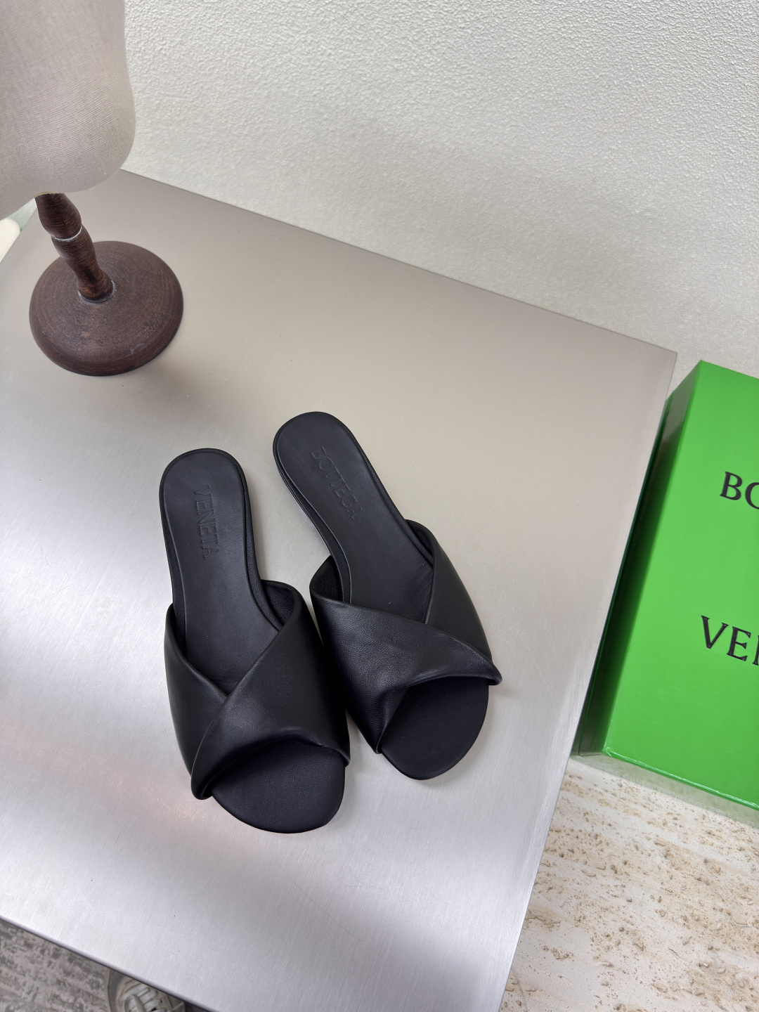 NO:262835,Flat sole Series BV Blink Lambskin Slipper Series Lambskin Filled Comfort Sponge Black This classic model is simply the latest bv ceiling. Two-color color versatile lambskin design. Hand-woven. High-end fabric with high-quality calfskin. Filled sheepskin inner comfortable and high-end. Outsole with Italian leather outsole & injection rubber craftsmanship. Light dyeing technology. Benchmarking and matching. Original packaging. Shoe bags are made of glue-printing logo technology. The highest end of the market. Hot melt glue is used to shape the toe. Heel is easy to rebound and does not deform. The upper line is made of Italian computer needle truck. Fine workmanship. Original packaging. Treat customers sincerely. 35 36 37 38 39 40 41 42 (40 41 42 customized), high heel slippers, bottega  veneta, high heels, slippers, cowhide, sheepskin, Leather soles19860909平底 系列 BV Blink 小羊皮面 系列拖鞋 小羊皮 填充舒适海绵 黑色  这款经典款 简直bv最新天花板啦 双色彩色百搭  小羊皮设计  手工编织而成 高档舒适 面料选用优质小牛皮 垫脚羊皮内里舒适高端 大底选用意大利真皮大底&注塑橡胶工艺 运用轻染工艺 对标对版 选用原版包装 鞋子布袋采用印胶logo工艺 市场最高端 采用热熔胶定型鞋头 后跟 易回弹不变形  鞋面车线选用意大利电脑针车 做工精细 选用原版包装 真心对待客人 35 36 37 38 39 40 41 42 （40 41 42 定制）,高跟鞋拖鞋,bottega veneta,high heels,slippers,cowhide,sheepskin,Leather soles,Women's Shoes