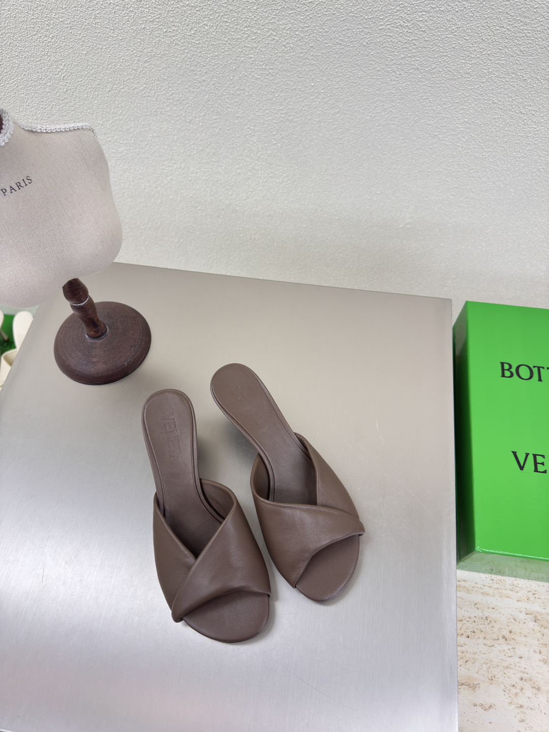 NO:262846,Medium heel 6.5cm series BV Blink lambskin noodles series slippers lambskin filling comfort sponge deep khaki This classic model is simply the latest bv ceiling. Two-color color versatile lambskin design hand-woven high-end fabric with high-end footbed lambskin inner comfortable high-end outsole with Italian leather outsole & injection rubber process using light dyeing process benchmarking and matching versions Select original packaging Shoe bags with glue printing logo process The highest end of the market Use hot melt glue toe toe with heel easy to rebound and not deformed upper car line with Italian computer needle truck. Fine workmanship Select original packaging Treat customers sincerely 35 36 37 38 39 40 41 42 (40 41 42  Customized), high heels slippers, bottega veneta, high heels, slippers, cowhide, sheepskin, Leather soles19860909中跟 6.5cm 系列 BV Blink 小羊皮面 系列拖鞋 小羊皮 填充舒适海绵 深卡其色  这款经典款 简直bv最新天花板啦 双色彩色百搭  小羊皮设计  手工编织而成 高档舒适 面料选用优质小牛皮 垫脚羊皮内里舒适高端 大底选用意大利真皮大底&注塑橡胶工艺 运用轻染工艺 对标对版 选用原版包装 鞋子布袋采用印胶logo工艺 市场最高端 采用热熔胶定型鞋头 后跟 易回弹不变形  鞋面车线选用意大利电脑针车 做工精细 选用原版包装 真心对待客人 35 36 37 38 39 40 41 42 （40 41 42 定制）,高跟鞋拖鞋,bottega veneta,high heels,slippers,cowhide,sheepskin,Leather soles,Women's Shoes