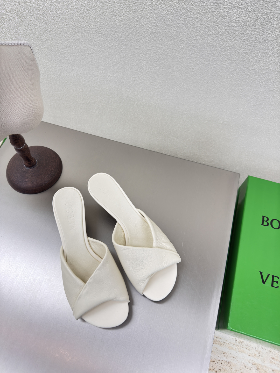 NO:262849,Medium heel 6.5cm series BV Blink lambskin noodles series slippers lambskin filling comfort sponge sea salt white This classic model is simply the latest bv ceiling. Two-color color versatile lambskin design hand-woven high-end fabric with high-end footbed lambskin inner comfortable high-end outsole with Italian leather outsole & injection rubber process using light dyeing process benchmarking and matching versions Select original packaging Shoe bags with glue printing logo process The highest end of the market Use hot melt glue toe toe with heel easy to rebound and not deformed upper car line is Italian computer needle truck. Fine workmanship Select original packaging Treat customers sincerely 35 36 37 38 39 40 41 42 (40 41 42  Customized), high heels slippers, bottega veneta, high heels, slippers, cowhide, sheepskin, Leather soles19860909中跟 6.5cm 系列 BV Blink 小羊皮面 系列拖鞋 小羊皮 填充舒适海绵 海盐白  这款经典款 简直bv最新天花板啦 双色彩色百搭  小羊皮设计  手工编织而成 高档舒适 面料选用优质小牛皮 垫脚羊皮内里舒适高端 大底选用意大利真皮大底&注塑橡胶工艺 运用轻染工艺 对标对版 选用原版包装 鞋子布袋采用印胶logo工艺 市场最高端 采用热熔胶定型鞋头 后跟 易回弹不变形  鞋面车线选用意大利电脑针车 做工精细 选用原版包装 真心对待客人 35 36 37 38 39 40 41 42 （40 41 42 定制）,高跟鞋拖鞋,bottega veneta,high heels,slippers,cowhide,sheepskin,Leather soles,Women's Shoes