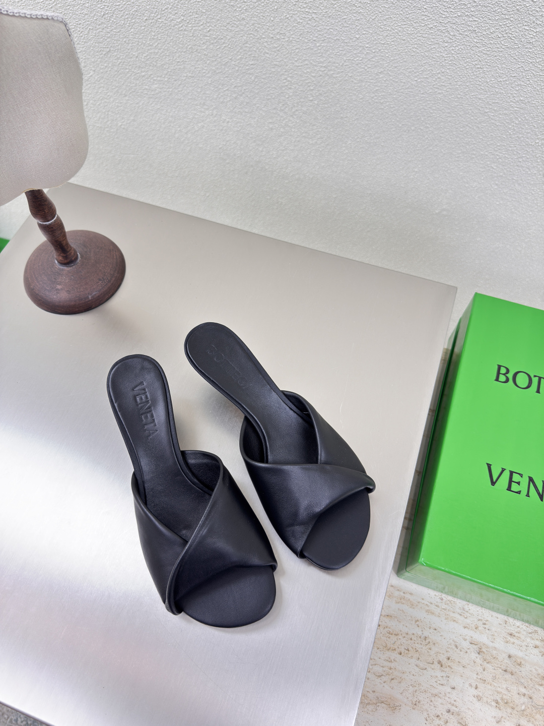 NO:262852,Mid heel 6.5cm series BV Blink lambskin noodles series slippers lambskin filling comfort sponge black This classic model is simply the latest bv ceiling. Two-color color versatile lambskin design hand-woven high-end fabric with high-end footbed lambskin inner comfortable high-end outsole with Italian leather outsole & injection rubber process using light dyeing process benchmarking and matching versions Select original packaging Shoe bags with glue printing logo process The highest end of the market Use hot melt glue toe toe with heel easy to rebound and not deformed upper car line is Italian computer needle truck. Fine workmanship Select original packaging Treat customers sincerely 35 36 37 38 39 40 41 42 (40 41 42  Customized), high heels slippers, bottega veneta, high heels, slippers, cowhide, sheepskin, Leather soles19860909中跟 6.5cm 系列 BV Blink 小羊皮面 系列拖鞋 小羊皮 填充舒适海绵 黑色  这款经典款 简直bv最新天花板啦 双色彩色百搭  小羊皮设计  手工编织而成 高档舒适 面料选用优质小牛皮 垫脚羊皮内里舒适高端 大底选用意大利真皮大底&注塑橡胶工艺 运用轻染工艺 对标对版 选用原版包装 鞋子布袋采用印胶logo工艺 市场最高端 采用热熔胶定型鞋头 后跟 易回弹不变形  鞋面车线选用意大利电脑针车 做工精细 选用原版包装 真心对待客人 35 36 37 38 39 40 41 42 （40 41 42 定制）,高跟鞋拖鞋,bottega veneta,high heels,slippers,cowhide,sheepskin,Leather soles,Women's Shoes