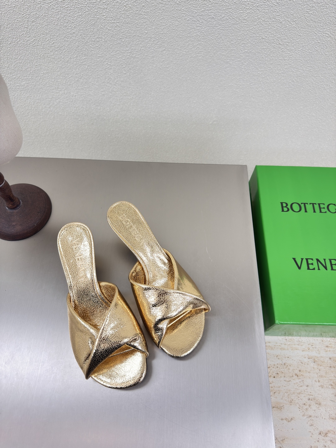 NO:262826,Mid heel 6.5cm series BV Blink lambskin noodles series slippers lambskin filling comfort sponge gold This classic model is simply the latest bv ceiling. Two-color color versatile lambskin design hand-woven high-end fabric with high-end footbed lambskin inner comfortable high-end outsole with Italian leather outsole & injection rubber process using light dyeing process benchmarking and matching versions Select original packaging Shoe bags with glue printing logo process The highest end of the market Use hot melt glue toe toe with heel easy to rebound and not deformed upper car line is Italian computer needle car. Fine workmanship Select original packaging Treat customers sincerely 35 36 37 38 39 40 41 42 (40 41 42  Customized), high heels slippers, bottega veneta, high heels, slippers, cowhide, sheepskin, Leather soles19860909中跟 6.5cm 系列 BV Blink 小羊皮面 系列拖鞋 小羊皮 填充舒适海绵 金色  这款经典款 简直bv最新天花板啦 双色彩色百搭  小羊皮设计  手工编织而成 高档舒适 面料选用优质小牛皮 垫脚羊皮内里舒适高端 大底选用意大利真皮大底&注塑橡胶工艺 运用轻染工艺 对标对版 选用原版包装 鞋子布袋采用印胶logo工艺 市场最高端 采用热熔胶定型鞋头 后跟 易回弹不变形  鞋面车线选用意大利电脑针车 做工精细 选用原版包装 真心对待客人 35 36 37 38 39 40 41 42 （40 41 42 定制）,高跟鞋拖鞋,bottega veneta,high heels,slippers,cowhide,sheepskin,Leather soles,Women's Shoes