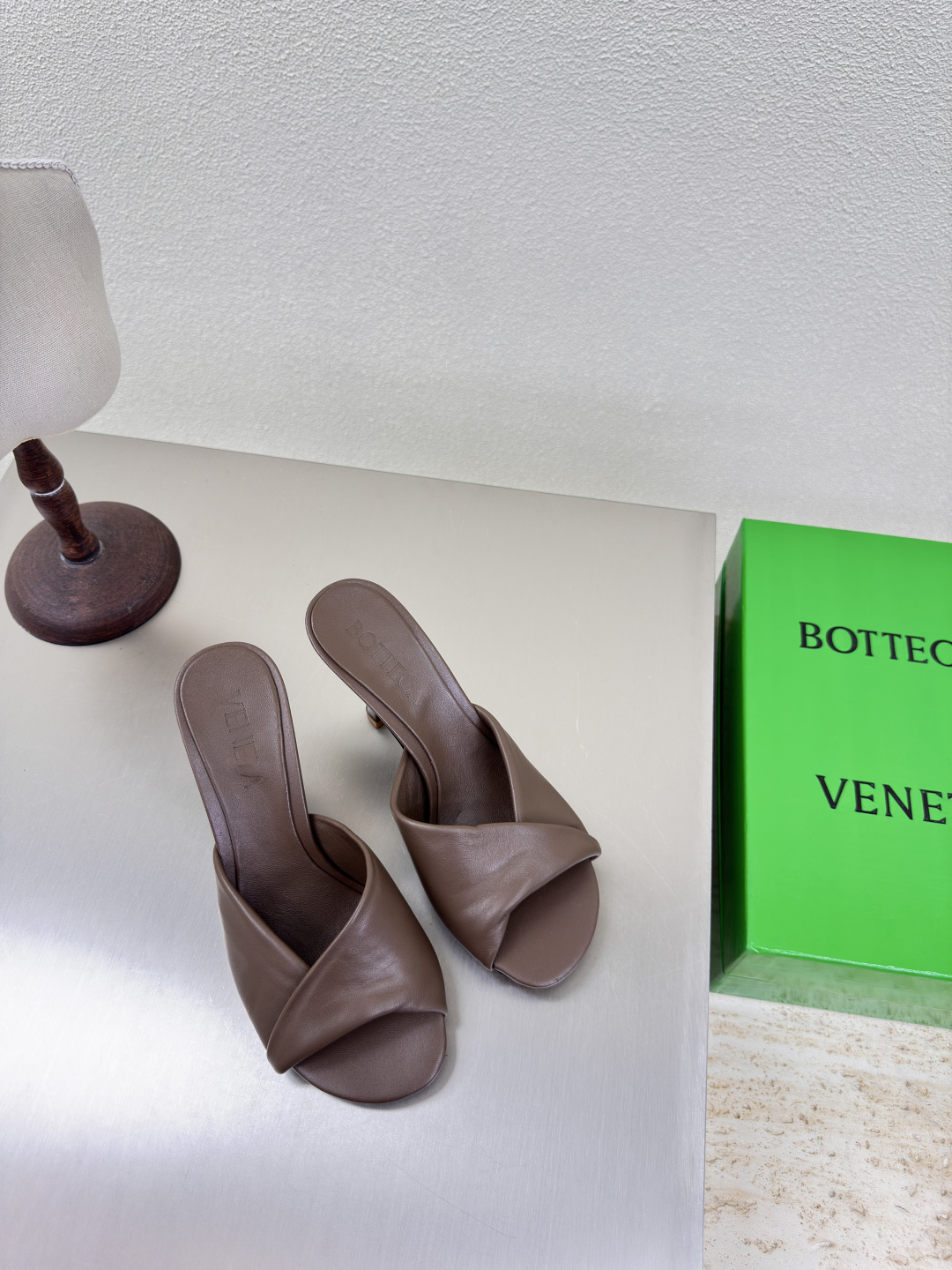 NO:262834,High heel 8.5 cm series BV Blink lambskin noodles series slippers lambskin filling comfort sponge deep khaki This classic model is simply the latest bv ceiling. Two-color color versatile lambskin design hand-woven high-end fabric with high-end footbed lambskin inner comfortable high-end outsole with Italian leather outsole & injection rubber process light dyeing process benchmarking and matching version selection original packaging Shoe bags with glue printing logo process The highest end of the market Use hot melt glue toe toe with heel easy to rebound and not deformed upper car line is Italian computer needle car. Fine workmanship Select original packaging Treat customers sincerely 35 36 37 38 39 40 41 42 (40 41 42  Customized), high heels slippers, bottega veneta, high heels, slippers, cowhide, sheepskin, Leather soles19860909高跟8.5 cm 系列 BV Blink 小羊皮面 系列拖鞋 小羊皮 填充舒适海绵 深卡其色  这款经典款 简直bv最新天花板啦 双色彩色百搭  小羊皮设计  手工编织而成 高档舒适 面料选用优质小牛皮 垫脚羊皮内里舒适高端 大底选用意大利真皮大底&注塑橡胶工艺 运用轻染工艺 对标对版 选用原版包装 鞋子布袋采用印胶logo工艺 市场最高端 采用热熔胶定型鞋头 后跟 易回弹不变形  鞋面车线选用意大利电脑针车 做工精细 选用原版包装 真心对待客人 35 36 37 38 39 40 41 42 （40 41 42 定制）,高跟鞋拖鞋,bottega veneta,high heels,slippers,cowhide,sheepskin,Leather soles,Women's Shoes