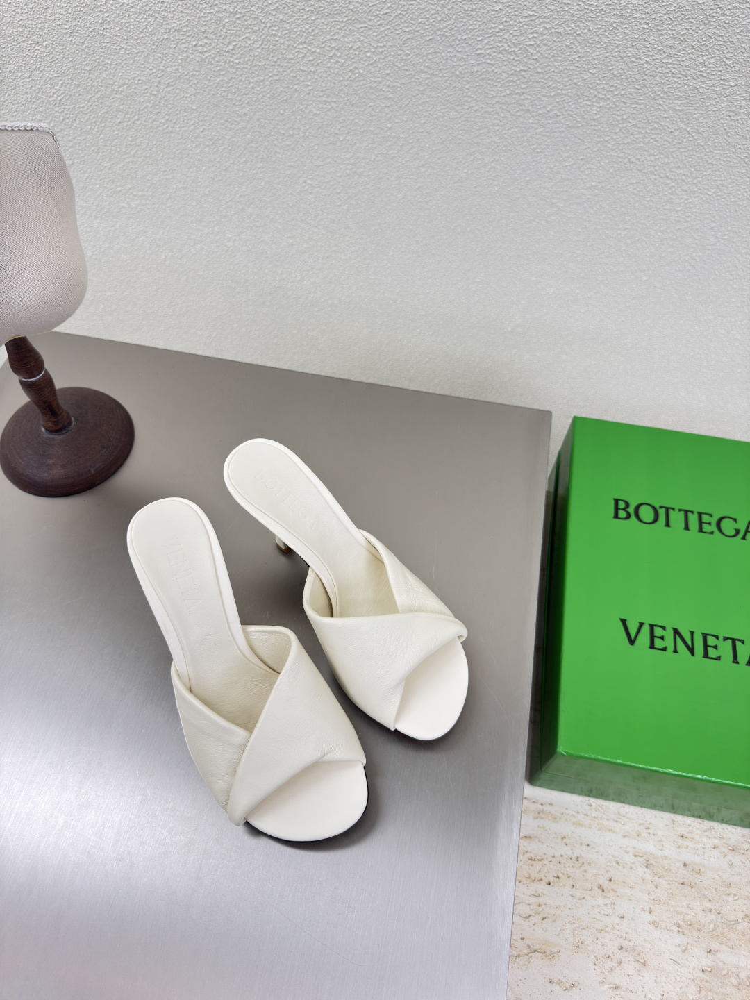 NO:262837,High heel 8.5 cm series BV Blink lambskin noodles series slippers lambskin filling comfort sponge sea salt white This classic model is simply the latest bv ceiling. Two-color color versatile lambskin design hand-woven high-end fabric with high-end footbed lambskin inner comfortable high-end outsole with Italian leather outsole & injection rubber process using light dyeing process benchmarking and matching versions Select original packaging Shoe bags with glue printing logo process The highest end of the market Use hot melt glue toe toe with heel easy to rebound and not deformed upper car line is Italian computer needle truck. Fine workmanship Select original packaging Treat customers sincerely 35 36 37 38 39 40 41 42 (40 41 42  Customized), high heels slippers, bottega veneta, high heels, slippers, cowhide, sheepskin, Leather soles19860909高跟8.5 cm 系列 BV Blink 小羊皮面 系列拖鞋 小羊皮 填充舒适海绵 海盐白  这款经典款 简直bv最新天花板啦 双色彩色百搭  小羊皮设计  手工编织而成 高档舒适 面料选用优质小牛皮 垫脚羊皮内里舒适高端 大底选用意大利真皮大底&注塑橡胶工艺 运用轻染工艺 对标对版 选用原版包装 鞋子布袋采用印胶logo工艺 市场最高端 采用热熔胶定型鞋头 后跟 易回弹不变形  鞋面车线选用意大利电脑针车 做工精细 选用原版包装 真心对待客人 35 36 37 38 39 40 41 42 （40 41 42 定制）,高跟鞋拖鞋,bottega veneta,high heels,slippers,cowhide,sheepskin,Leather soles,Women's Shoes