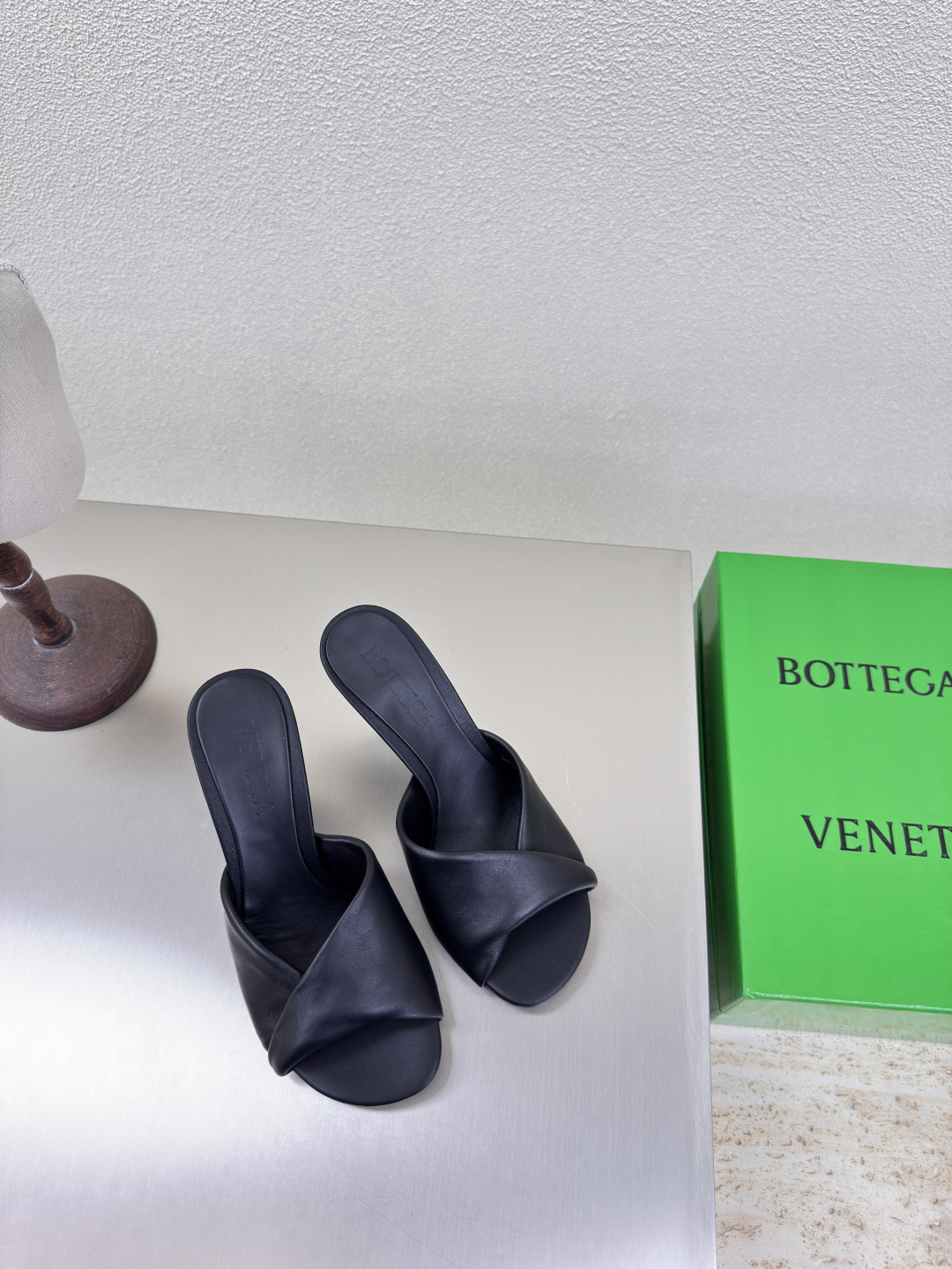 NO:262840,High heel 8.5 cm series BV Blink lambskin noodles series slippers lambskin filling comfort sponge black This classic model is simply the latest bv ceiling. Two-color versatile lambskin design. Hand-knitted high-end fabric. High-quality calfskin footbed lambskin inner comfortable high-end outsole. Italian leather outsole & injection rubber process. Light dyeing process. Benchmarked. Use original packaging. Shoe bags are printed with glue logo process. The highest end of the market. Use hot melt glue toe. The heel is easy to rebound and does not deform. The upper line is Italian computer needle truck. Fine workmanship. Use original packaging. Treat customers sincerely. 35 36 37 38 39 40 41 42 (40 41 42  Customized), high heels slippers, bottega veneta, high heels, slippers, cowhide, sheepskin, Leather soles19860909高跟8.5 cm 系列 BV Blink 小羊皮面 系列拖鞋 小羊皮 填充舒适海绵 黑色  这款经典款 简直bv最新天花板啦 双色彩色百搭  小羊皮设计  手工编织而成 高档舒适 面料选用优质小牛皮 垫脚羊皮内里舒适高端 大底选用意大利真皮大底&注塑橡胶工艺 运用轻染工艺 对标对版 选用原版包装 鞋子布袋采用印胶logo工艺 市场最高端 采用热熔胶定型鞋头 后跟 易回弹不变形  鞋面车线选用意大利电脑针车 做工精细 选用原版包装 真心对待客人 35 36 37 38 39 40 41 42 （40 41 42 定制）,高跟鞋拖鞋,bottega veneta,high heels,slippers,cowhide,sheepskin,Leather soles,Women's Shoes