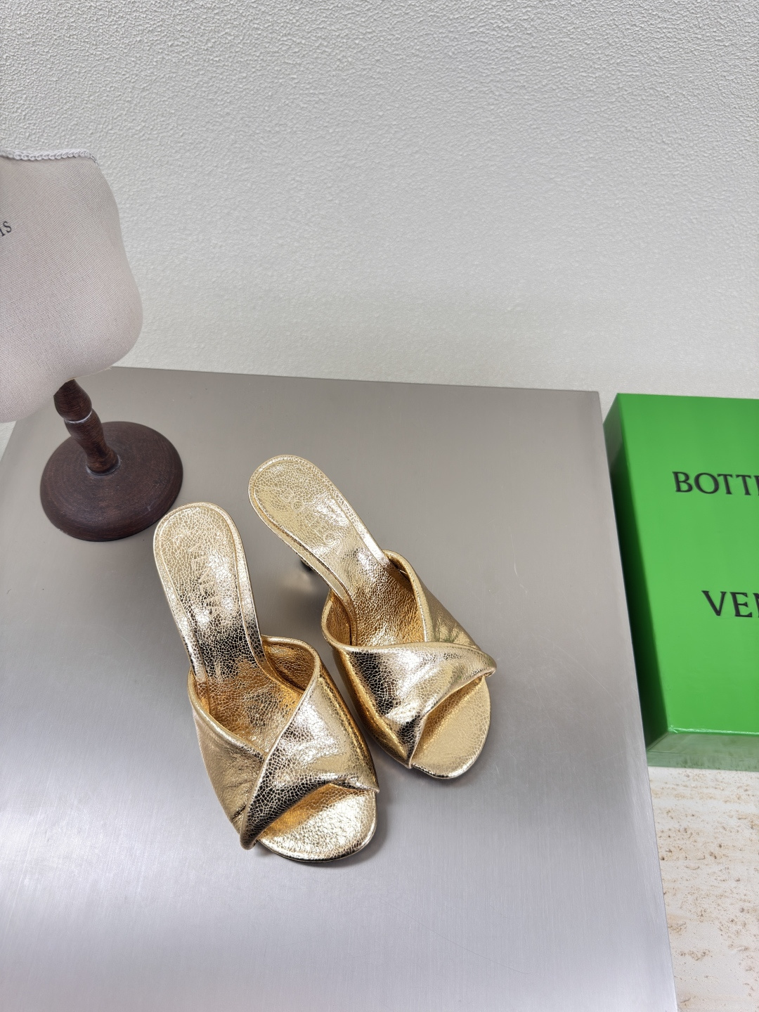 NO:262843,High heel 8.5 cm series BV Blink lambskin noodles series slippers lambskin filling comfort sponge gold This classic model is simply the latest bv ceiling. Two-color color versatile lambskin design hand-woven high-end fabric with high-end footbed lambskin inner comfortable high-end outsole with Italian leather outsole & injection rubber process using light dyeing process benchmarking and matching versions Select original packaging Shoe bags with glue printing logo process The highest end of the market Use hot melt glue toe toe with heel easy to rebound and not deformed upper car line is Italian computer needle truck. Fine workmanship Select original packaging Treat customers sincerely 35 36 37 38 39 40 41 42 (40 41 42  Customized), high heels slippers, bottega veneta, high heels, slippers, cowhide, sheepskin, Leather soles19860909高跟8.5 cm 系列 BV Blink 小羊皮面 系列拖鞋 小羊皮 填充舒适海绵 金色  这款经典款 简直bv最新天花板啦 双色彩色百搭  小羊皮设计  手工编织而成 高档舒适 面料选用优质小牛皮 垫脚羊皮内里舒适高端 大底选用意大利真皮大底&注塑橡胶工艺 运用轻染工艺 对标对版 选用原版包装 鞋子布袋采用印胶logo工艺 市场最高端 采用热熔胶定型鞋头 后跟 易回弹不变形  鞋面车线选用意大利电脑针车 做工精细 选用原版包装 真心对待客人 35 36 37 38 39 40 41 42 （40 41 42 定制）,高跟鞋拖鞋,bottega veneta,high heels,slippers,cowhide,sheepskin,Leather soles,Women's Shoes