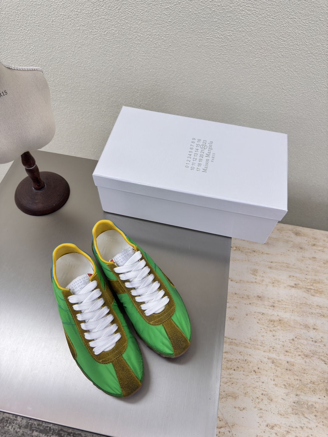 NO:262825,Men and women, retro and old, Xindexen MM6 Maison Margiela, men's 10 Gao Mercury beef reverse velvet leather original fabric water-dyed cowhide leather, hot fashion style, green and old Mm6 Maison Margiela's experiment starts from the functionalist deconstruction aesthetic, unexpected playful and avant-garde interpretation, changeable simple style tailoring, presenting an extremely creative fashion experimental shape. Leather outsole design Gao Mercury beef reverse velvet Comfortable and delicate Water-dyed cowhide leather lining, high-end version Rebellious and low-key Mm6 Maison Marqiela has released a new model, fashionable shoes with pragmatism as the core of the design. The avant-garde design is similar to the main line Tabi split-toe styling design, matched with the top layer cowhide upper, water-dyed cowhide inner lining  The neat upper design is modern and fashionable, and it can also become one of the most practical items for daily wardrobe wear! The outsole uses the original uniform outsole with digital heels. Women 35 36 37 38 39 40 (40 customization) Men 39 40 41 42 43 44 45 (45 customization), casual shoes/sports, masion margiela, sneakers, cowhide, Leather soles19860909男女款 复古做旧 新德讯 MM6 Maison Margiela 男10 高丝光牛反绒皮原版布料水染牛皮 大热时尚风格 绿旧  Mm6 Maison Margiela的实验性从功能主义的解构美学出发,意想不到的玩味和前卫演绎,多变的简约风格剪裁,呈现创意无比的时装实验造型. 真皮大底设计 高丝光牛反绒 舒服细腻 水染牛皮里 皮里 高端对版  反叛又低调的Mm6 Maison Marqiela再出新款,以实用主义为设计核心的时髦鞋履. 前卫的设计与主线的Tabi分趾造型设计有着异曲同工 搭配头层牛皮鞋面,水染牛皮内里 利落的鞋面设计,摩登时髦的同时也可以成为日常衣橱非常实穿的单品之一! 大底选用原版一致大底 搭配数字跟 女 35 36 37 38 39 40 (40 定制) 男 39 40 41 42 43 44 45（45定制）,休闲鞋/运动鞋,masion margiela,sneakers,cowhide,Leather soles,Women's Shoes