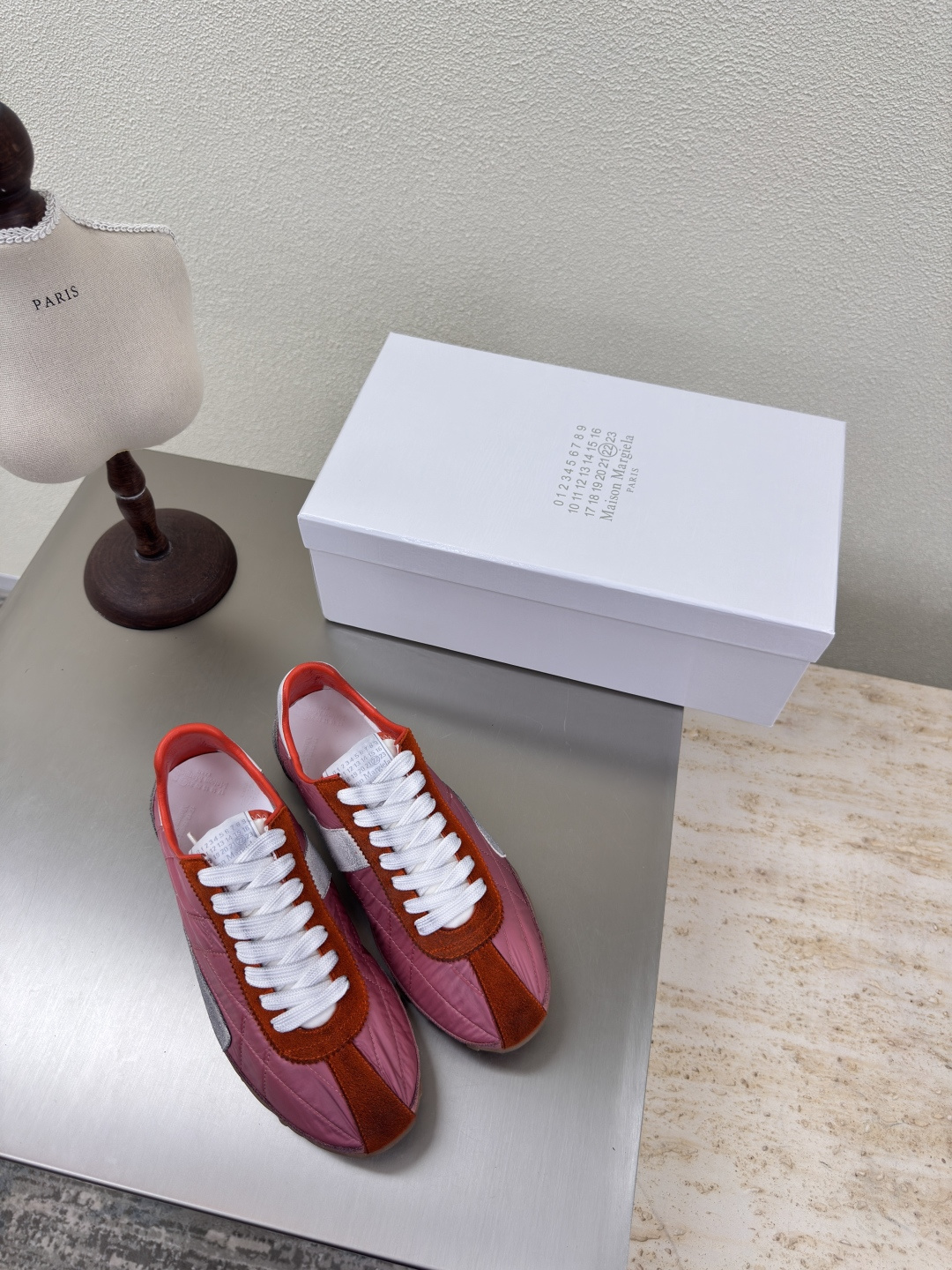 NO:262851,Men and women, retro and old, Xindexen MM6 Maison Margiela, men 10 Gao Mercury beef reverse velvet leather original fabric water-dyed cowhide leather, hot fashion style, pink and old Mm6 Maison Margiela's experiment starts from the functionalist deconstruction aesthetic, unexpected playful and avant-garde interpretation, changeable simple style tailoring, presenting an extremely creative fashion experimental shape. Leather outsole design Gao Mercury beef reverse velvet Comfortable and delicate Water-dyed cowhide leather lining, high-end pairing The rebellious and low-key Mm6 Maison Marqiela has released a new model, fashionable shoes with pragmatism as the core of the design. The avant-garde design is similar to the main line Tabi split-toe styling design, matched with the top layer cowhide upper, water-dyed cowhide inner lining  The neat upper design is modern and fashionable, and it can also become one of the most practical items for daily wardrobe wear! The outsole uses the original uniform outsole with digital heels. Women 35 36 37 38 39 40 (40 customization) Men 39 40 41 42 43 44 45 (45 customization), casual shoes/sports, masion margiela, sneakers, cowhide, Leather soles19860909男女款 复古做旧 新德讯 MM6 Maison Margiela 男10 高丝光牛反绒皮原版布料水染牛皮 大热时尚风格 粉旧 Mm6 Maison Margiela的实验性从功能主义的解构美学出发,意想不到的玩味和前卫演绎,多变的简约风格剪裁,呈现创意无比的时装实验造型. 真皮大底设计 高丝光牛反绒 舒服细腻 水染牛皮里 皮里 高端对版  反叛又低调的Mm6 Maison Marqiela再出新款,以实用主义为设计核心的时髦鞋履. 前卫的设计与主线的Tabi分趾造型设计有着异曲同工 搭配头层牛皮鞋面,水染牛皮内里 利落的鞋面设计,摩登时髦的同时也可以成为日常衣橱非常实穿的单品之一! 大底选用原版一致大底 搭配数字跟 女 35 36 37 38 39 40 (40 定制) 男 39 40 41 42 43 44 45（45定制）,休闲鞋/运动鞋,masion margiela,sneakers,cowhide,Leather soles,Women's Shoes