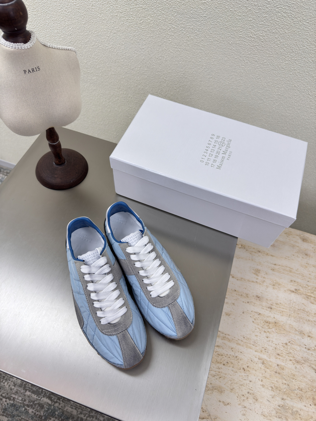 NO:262845,Men and women, retro and old, Xindexen MM6 Maison Margiela, men's 10 Gao Mercury beef reverse velvet leather original fabric water-dyed cowhide leather, hot fashion style, blue old Mm6 Maison Margiela's experiment starts from the functionalist deconstruction aesthetic, unexpected playful and avant-garde interpretation, changeable simple style tailoring, presenting an extremely creative fashion experimental shape. Leather outsole design Gao Mercury beef reverse velvet Comfortable and delicate Water-dyed cowhide leather lining, high-end pairing The rebellious and low-key Mm6 Maison Marqiela has released a new model, fashionable shoes with pragmatism as the core of the design. The avant-garde design is similar to the main line Tabi split-toe styling design, matched with the top layer cowhide upper, water-dyed cowhide inner lining  The neat upper design is modern and fashionable, and it can also become one of the most practical items for daily wardrobe wear! The outsole uses the original uniform outsole with digital heels. Women 35 36 37 38 39 40 (40 customization) Men 39 40 41 42 43 44 45 (45 customization), casual shoes/sports, masion margiela, sneakers, cowhide, Leather soles19860909男女款 复古做旧 新德讯 MM6 Maison Margiela 男10 高丝光牛反绒皮原版布料水染牛皮 大热时尚风格 蓝旧 Mm6 Maison Margiela的实验性从功能主义的解构美学出发,意想不到的玩味和前卫演绎,多变的简约风格剪裁,呈现创意无比的时装实验造型. 真皮大底设计 高丝光牛反绒 舒服细腻 水染牛皮里 皮里 高端对版  反叛又低调的Mm6 Maison Marqiela再出新款,以实用主义为设计核心的时髦鞋履. 前卫的设计与主线的Tabi分趾造型设计有着异曲同工 搭配头层牛皮鞋面,水染牛皮内里 利落的鞋面设计,摩登时髦的同时也可以成为日常衣橱非常实穿的单品之一! 大底选用原版一致大底 搭配数字跟 女 35 36 37 38 39 40 (40 定制) 男 39 40 41 42 43 44 45（45定制）,休闲鞋/运动鞋,masion margiela,sneakers,cowhide,Leather soles,Women's Shoes