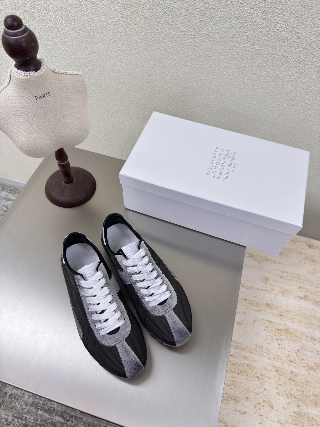 NO:262839,Men and women, retro and old, Xindexen MM6 Maison Margiela, men's 10 Gao Mercury beef reverse velvet leather original fabric water-dyed cowhide leather, hot fashion style, black and old Mm6 Maison Margiela's experiment starts from the functionalist deconstruction aesthetic, unexpected playful and avant-garde interpretation, changeable and simple style tailoring, presenting an extremely creative fashion experimental shape. Leather outsole design Gao Mercury beef reverse velvet Comfortable and delicate Water-dyed cowhide leather lining, high-end pairing The rebellious and low-key Mm6 Maison Marqiela has released a new model, fashionable shoes with pragmatism as the core of the design. The avant-garde design is similar to the main line Tabi split-toe styling design, matched with the top layer cowhide upper, water-dyed cowhide inner lining  The neat upper design is modern and fashionable, and it can also become one of the most practical items for daily wardrobe wear! The outsole uses the original uniform outsole with digital heels. Women 35 36 37 38 39 40 (40 customization) Men 39 40 41 42 43 44 45 (45 customization), casual shoes/sports, masion margiela, sneakers, cowhide, Leather soles19860909男女款 复古做旧 新德讯 MM6 Maison Margiela 男10 高丝光牛反绒皮原版布料水染牛皮 大热时尚风格 黑旧 Mm6 Maison Margiela的实验性从功能主义的解构美学出发,意想不到的玩味和前卫演绎,多变的简约风格剪裁,呈现创意无比的时装实验造型. 真皮大底设计 高丝光牛反绒 舒服细腻 水染牛皮里 皮里 高端对版  反叛又低调的Mm6 Maison Marqiela再出新款,以实用主义为设计核心的时髦鞋履. 前卫的设计与主线的Tabi分趾造型设计有着异曲同工 搭配头层牛皮鞋面,水染牛皮内里 利落的鞋面设计,摩登时髦的同时也可以成为日常衣橱非常实穿的单品之一! 大底选用原版一致大底 搭配数字跟 女 35 36 37 38 39 40 (40 定制) 男 39 40 41 42 43 44 45（45定制）,休闲鞋/运动鞋,masion margiela,sneakers,cowhide,Leather soles,Women's Shoes