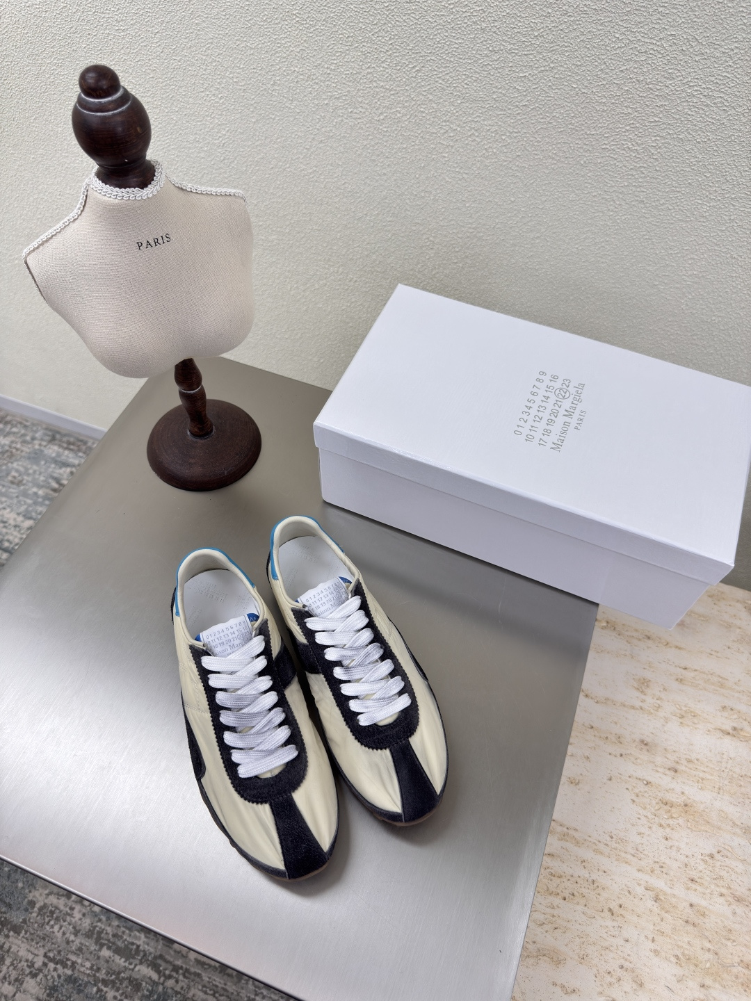 NO:262848,Men and women, retro and old, Xindexen MM6 Maison Margiela, men's 10 Gaomer beef reverse velvet leather original fabric water-dyed cowhide leather, hot fashion style, beige old Mm6 Maison Margiela's experiment starts from the functionalist deconstruction aesthetic, unexpected playful and avant-garde interpretation, changeable simple style tailoring, presenting an extremely creative fashion experimental shape. Leather outsole design Gaomer beef reverse velvet Comfortable and delicate Water-dyed cowhide leather lining, high-end pairing The rebellious and low-key Mm6 Maison Marqiela has released a new model, fashionable shoes with pragmatism as the core of the design. The avant-garde design is similar to the main line Tabi split-toe styling design, matched with the top layer cowhide upper, water-dyed cowhide inner lining  The neat upper design is modern and fashionable, and it can also become one of the most practical items for daily wardrobe wear! The outsole uses the original uniform outsole with digital heels. Women 35 36 37 38 39 40 (40 customization) Men 39 40 41 42 43 44 45 (45 customization), casual shoes/sports, masion margiela, sneakers, cowhide, Leather soles19860909男女款 复古做旧 新德讯 MM6 Maison Margiela 男10 高丝光牛反绒皮原版布料水染牛皮 大热时尚风格 米白旧 Mm6 Maison Margiela的实验性从功能主义的解构美学出发,意想不到的玩味和前卫演绎,多变的简约风格剪裁,呈现创意无比的时装实验造型. 真皮大底设计 高丝光牛反绒 舒服细腻 水染牛皮里 皮里 高端对版  反叛又低调的Mm6 Maison Marqiela再出新款,以实用主义为设计核心的时髦鞋履. 前卫的设计与主线的Tabi分趾造型设计有着异曲同工 搭配头层牛皮鞋面,水染牛皮内里 利落的鞋面设计,摩登时髦的同时也可以成为日常衣橱非常实穿的单品之一! 大底选用原版一致大底 搭配数字跟 女 35 36 37 38 39 40 (40 定制) 男 39 40 41 42 43 44 45（45定制）,休闲鞋/运动鞋,masion margiela,sneakers,cowhide,Leather soles,Women's Shoes