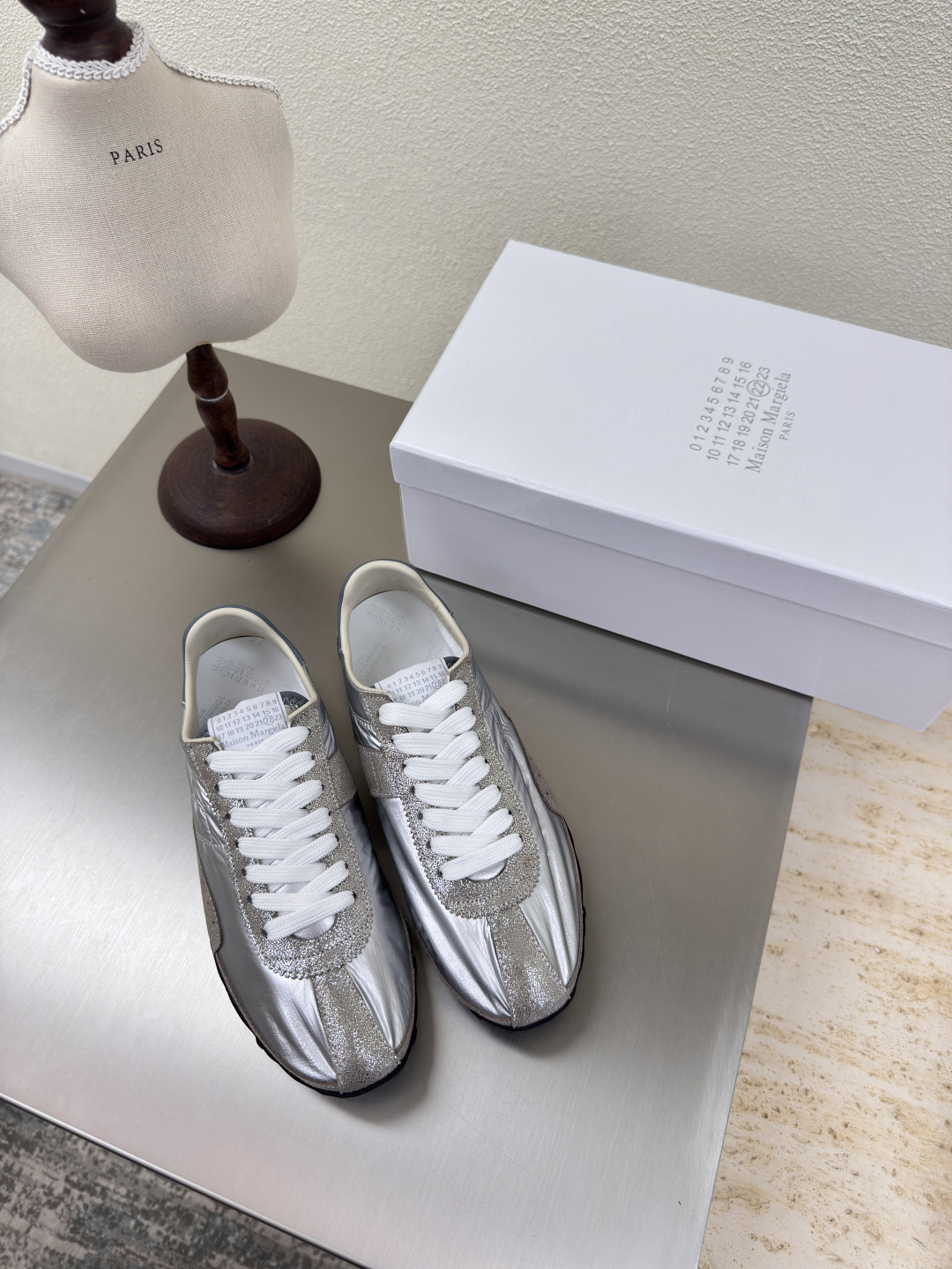 NO:262842,Men and women, retro and old, Xindexen MM6 Maison Margiela, men's 10 Gao Mercury beef reverse velvet leather original fabric water-dyed cowhide leather, hot fashion style silver (mainly recommended) Mm6 Maison Margiela's experiment starts from the functionalist deconstruction aesthetic, unexpected playful and avant-garde interpretation, changeable simple style tailoring, presenting an extremely creative fashion experimental shape. Leather outsole design Gao Mercury beef reverse velvet Comfortable and delicate Water-dyed cowhide leather lining, high-end pairing The rebellious and low-key Mm6 Maison Marqiela has released a new model, fashionable shoes with pragmatism as the core of the design. The avant-garde design is similar to the main line Tabi split-toe styling design, matched with the top layer cowhide upper, water-dyed cowhide inner lining  The neat upper design is modern and fashionable, and it can also become one of the most practical items for daily wardrobe wear! The outsole uses the original uniform outsole with digital heels. Women 35 36 37 38 39 40 (40 customization) Men 39 40 41 42 43 44 45 (45 customization), casual shoes/sports, masion margiela, sneakers, cowhide, Leather soles19860909男女款 复古做旧 新德讯 MM6 Maison Margiela 男10 高丝光牛反绒皮原版布料水染牛皮 大热时尚风格 银旧（主推） Mm6 Maison Margiela的实验性从功能主义的解构美学出发,意想不到的玩味和前卫演绎,多变的简约风格剪裁,呈现创意无比的时装实验造型. 真皮大底设计 高丝光牛反绒 舒服细腻 水染牛皮里 皮里 高端对版  反叛又低调的Mm6 Maison Marqiela再出新款,以实用主义为设计核心的时髦鞋履. 前卫的设计与主线的Tabi分趾造型设计有着异曲同工 搭配头层牛皮鞋面,水染牛皮内里 利落的鞋面设计,摩登时髦的同时也可以成为日常衣橱非常实穿的单品之一! 大底选用原版一致大底 搭配数字跟 女 35 36 37 38 39 40 (40 定制) 男 39 40 41 42 43 44 45（45定制）,休闲鞋/运动鞋,masion margiela,sneakers,cowhide,Leather soles,Women's Shoes