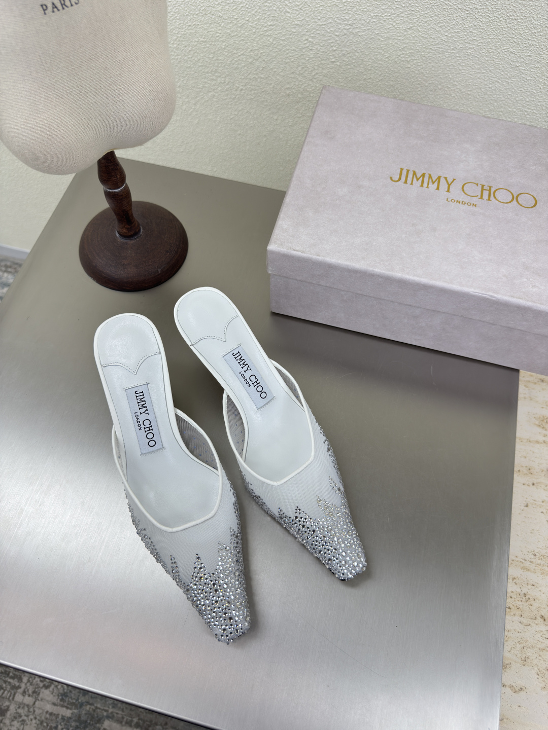 NO:262830,Mesh diamond slippers 25 accessories series JimmyChoo Collins Store White Jimmy Choo Mesh diamond series classic works Recently many babies come to Collins Street store to confess their love to this series! They are also the treasures of the store. I believe that babies passing by Collins Street store have seen it. 4.5 cm Shining Swarovski rhinestones, lambskin lining, Italian leather outsole, configuration quality packaging 35 36 37 38 39 40 41 42 (40 41 42 Customized), high heels, jimmy choo, swarovski, high heels, slippers, sheepskin, Leather soles19860909网钻拖鞋 25 配饰 系列 JimmyChoo Collins Store  白色 Jimmy Choo 网钻 系列经典之作 最近好多宝宝来到Collins Street店来表白这个系列!他们也作为镇店之宝目前摆在橱窗 相信路过Collins Street店的宝宝都有看到过哦 4.5 cm  闪耀施华洛世奇水钻  小羊皮内里 意大利真皮大底 配置精品包装 35 36 37 38 39 40 41 42（40 41 42 定制）,高跟鞋拖鞋,jimmy choo,swarovski,high heels,slippers,sheepskin,Leather soles,Women's Shoes