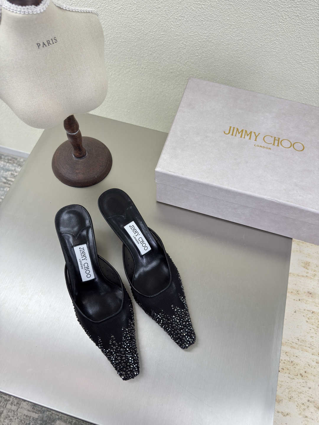 NO:262824,Mesh diamond slippers 25 accessories series JimmyChoo Collins Store Black Jimmy Choo Mesh diamond series classic works Recently many babies come to Collins Street store to confess their love to this series! They are also the treasures of the store. I believe that babies passing by Collins Street store have seen it. 4.5 cm Shining Swarovski rhinestones, lambskin lining, Italian leather outsole, configuration and quality packaging 35 36 37 38 39 40 41 42 (40 41 42 Customized), high heels, jimmy choo, swarovski, high heels, slippers, sheepskin, Leather soles19860909网钻拖鞋 25 配饰 系列 JimmyChoo Collins Store  黑色 Jimmy Choo 网钻 系列经典之作 最近好多宝宝来到Collins Street店来表白这个系列!他们也作为镇店之宝目前摆在橱窗 相信路过Collins Street店的宝宝都有看到过哦 4.5 cm  闪耀施华洛世奇水钻  小羊皮内里 意大利真皮大底 配置精品包装 35 36 37 38 39 40 41 42（40 41 42 定制）,高跟鞋拖鞋,jimmy choo,swarovski,high heels,slippers,sheepskin,Leather soles,Women's Shoes