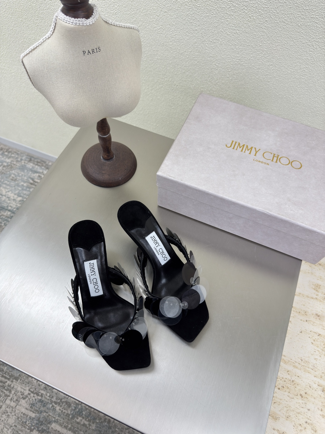 NO:262833,Sequin herringbone slippers 25 accessories series JimmyChoo Collins Store Black Jimmy Choo Sequin series classic works Recently many babies come to the Collins Street store to confess their love to this series! They are also the treasures of the store. I believe that babies passing by the Collins Street store have seen it. 6.5 cm Shining Swarovski Lambskin Inner Italian leather outsole configuration quality packaging 35 36 37 38 39 40 41 42 (40 41 42 Customized), high heels slippers, jimmy choo, swarovski, high heels, slippers, sheepskin, Leather soles19860909亮片人字 拖鞋 25 配饰 系列 JimmyChoo Collins Store  黑色 Jimmy Choo 亮片 系列经典之作 最近好多宝宝来到Collins Street店来表白这个系列!他们也作为镇店之宝目前摆在橱窗 相信路过Collins Street店的宝宝都有看到过哦 6.5 cm  闪耀施华洛世奇 小羊皮内里 意大利真皮大底 配置精品包装 35 36 37 38 39 40 41 42（40 41 42 定制）,高跟鞋拖鞋,jimmy choo,swarovski,high heels,slippers,sheepskin,Leather soles,Women's Shoes