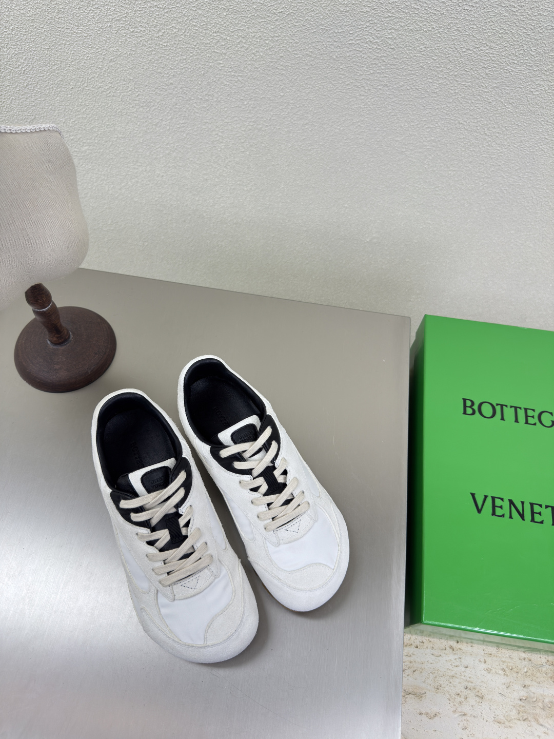 NO:262817,BV Orbit Flash Sports Shoes Couple Dad Shoes Fiber White with Black Sheepskin Panda Color Runner Sports Shoes, using lightweight technology mesh fabric high mercerized beef reverse velvet leather lambskin inner layer with geometric pattern design TPU rubber outsole for women men 290 King Flash Series High-version Accurate package technology The right version The same thin legs are very nice, playable and resistant to fabrication Benchmarking and matching version The bag shoe technology Accurate the higher version The outsole uses color-blocking TPU mold absorption technology Outsole for women 35 36 37 38 39 40 41 (40 41 customized) Men's 39 40 41 42 43 44 45. (45 size customization) (can accept customer logo without refund and exchange price)  Configuration original packaging, casual shoes/sports shoes, bottega veneta, sneakers, sheepskin19860909BV Orbit Flash 运动鞋 情侣款老爹鞋 光纤白 配 黑色羊皮 熊猫色 Runner运动鞋, 采用轻质科技网布面料高丝光牛反绒皮 小羊皮内里 搭配几何图案设计TPU 橡胶外底 女款男款290 王炸系列 高版本 认准套包工艺 对版  还是一样显腿细 非常nice 耐玩耐造 对标对版 套包鞋工艺 认准高版本  大底选用拼色TPU吸模工艺 大底 女款 35 36 37 38 39 40 41（40 41定制） 男款 39 40 41 42 43 44 45.(45码定制) (可承接客人logo不退换价优) 配置原版包装,休闲鞋/运动鞋,bottega veneta,sneakers,sheepskin,Women's Shoes