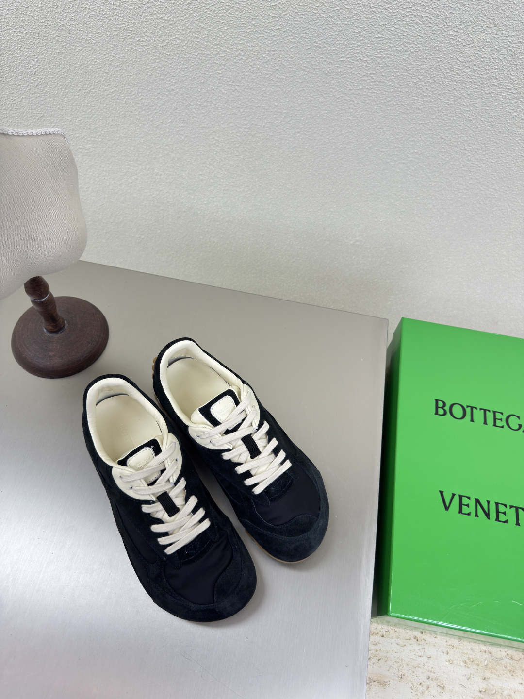 NO:262813,BV Orbit Flash Sports Shoes Couple Dad Shoes Jazz Black with Rice White Sheepskin Runner Sports Shoes, using lightweight technology mesh fabric high mercerized beef reverse velvet leather lambskin inner TPU rubber outsole for women 290 King Flash Series High-version Accurate bagging technology The right version The same legs are thin, very nice, playable and resistant to fabrication Benchmarking and matching version The bagging shoe technology Accurate the higher version The outsole uses color-blocking TPU mold absorption technology Outsole for women 35 36 37 38 39 40 41 (40 41 customized) Men's 39 40 41 42 43 44 45. (45 size customization) (can accept customer logo without refund and exchange price) Configure original packaging, casual shoes/sports shoes, bottega  veneta, sneakers, sheepskin19860909BV Orbit Flash 运动鞋 情侣款老爹鞋 爵士黑 配 米白羊皮 Runner运动鞋, 采用轻质科技网布面料高丝光牛反绒皮 小羊皮内里 搭配几何图案设计TPU 橡胶外底 女款男款290 王炸系列 高版本 认准套包工艺 对版  还是一样显腿细 非常nice 耐玩耐造 对标对版 套包鞋工艺 认准高版本  大底选用拼色TPU吸模工艺 大底 女款 35 36 37 38 39 40 41（40 41定制） 男款 39 40 41 42 43 44 45.(45码定制) (可承接客人logo不退换价优) 配置原版包装,休闲鞋/运动鞋,bottega veneta,sneakers,sheepskin,Women's Shoes