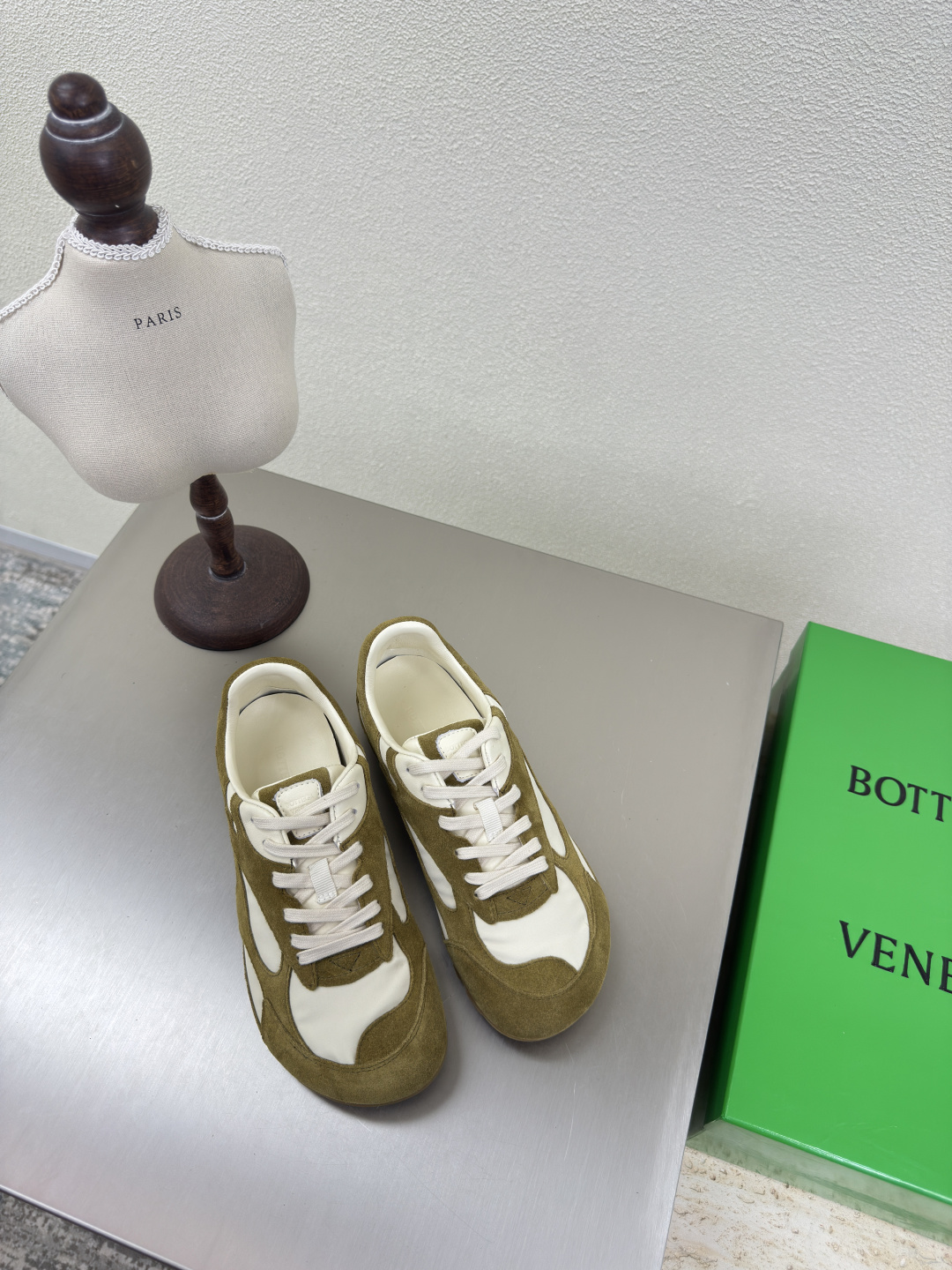 NO:262815,BV Orbit Flash Sports Shoes Couple Daddy Shoes Olive Green with Rice White Sheepskin Runner Sports Shoes, using lightweight technology mesh fabric high mercerized beef reverse velvet leather lambskin inner TPU rubber outsole for women 290 King Flash Series High-version Accurate bagging technology The right version The same legs are thin, very nice, playable and fabricated, benchmarking and matching version The bagging shoe technology Accurate the higher version The outsole uses color-blocking TPU mold absorption technology Outsole for women 35 36 37 38 39 40 41 (40 41 customization) Men's 39 40 41 42 43 44 45. (45 size customization) (can accept customer logo without refund and exchange price) Configure original packaging, casual shoes/sports shoes, bottega  veneta, sneakers, sheepskin19860909BV Orbit Flash 运动鞋 情侣款老爹鞋 橄榄绿 配 米白羊皮 Runner运动鞋, 采用轻质科技网布面料高丝光牛反绒皮 小羊皮内里 搭配几何图案设计TPU 橡胶外底 女款男款290 王炸系列 高版本 认准套包工艺 对版  还是一样显腿细 非常nice 耐玩耐造 对标对版 套包鞋工艺 认准高版本  大底选用拼色TPU吸模工艺 大底 女款 35 36 37 38 39 40 41（40 41定制） 男款 39 40 41 42 43 44 45.(45码定制) (可承接客人logo不退换价优) 配置原版包装,休闲鞋/运动鞋,bottega veneta,sneakers,sheepskin,Women's Shoes