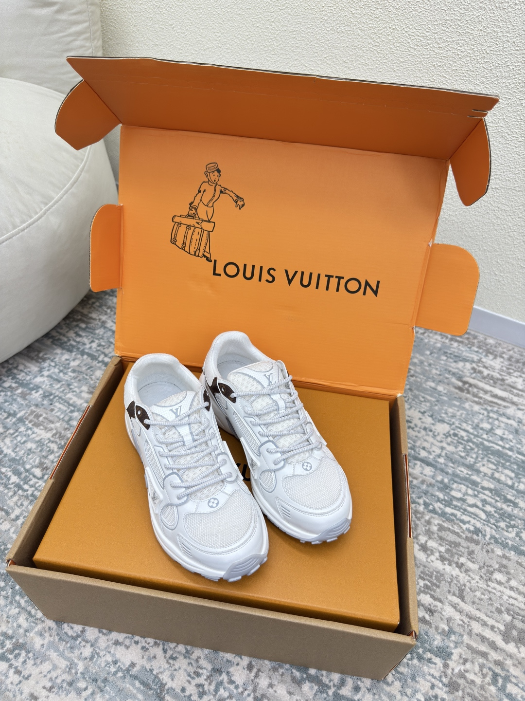 NO:265295,LV|Louis Vuitton L-Home Olympia series men's 10 LV|Louis Vuitton L-Home Olympia series couples silver-horned king casual sports shoes running shoes This LV Olympia sneakers reinterpret the classic running shoes design with a neat and simple design. The light EVA outsole makes for a comfortable and flexible wearing experience. Monogram embossed and LV letters and other rich details establish recognition ■ The original upper is consistent with the pressure injection process and match the breathable mesh inner mesh material outsole TPU combination sole thickness: 3.5CM for women 35 36 37 38 39 40 41 for men 39 40 41 42 43 44 45 for gift box packaging, casual shoes/sports shoes, louis vuitton, louis  vuitton, louis vuitton, alexander wang, louis vuitton, sneakers19860909LV|路易威登L家驴牌 Olympia系列 男款10 LV|路易威登L家驴牌Olympia系列情侣款 银角大王休闲 运动鞋 跑鞋 本款 LV Olympia运动鞋以利落简约设计重绎经典跑鞋设计.轻盈 EVA 外底成就舒弹穿着体验. Monogram 压纹与 LV字母等丰富细节树立辨识度■ 鞋面原版一致 注压工艺 搭配透气网面 内里对版网料 大底TPU组合大底 底厚:3.5CM 女 35 36 37 38 39 40 41 男39 40 41 42 43 44 45 配置礼盒包装,休闲鞋/运动鞋,louis vuitton,louis vuitton,louis vuitton,alexander wang,louis vuitton,sneakers,Women's Shoes