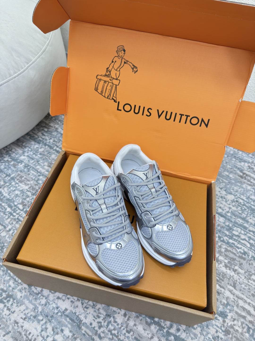 NO:265301,LV|Louis Vuitton L-Home Olympia series men's 10 silver LV|Louis Vuitton L-Home Olympia series couples silver corner king casual sports shoes running shoes This LV Olympia sneakers reinterpret the classic running shoes design with a neat and simple design. Light EVA outsole makes for a comfortable and flexible wearing experience. Monogram embossed and LV letters and other rich details establish recognition ■ The original upper is consistent with the pressure injection process and match the breathable mesh inner mesh material outsole TPU combination sole thickness: 3.5CM for women 35 36 37 38 39 40 41 for men 39 40 41 42 43 44 45 for gift box packaging, casual shoes/sports shoes, louis vuitton, louis  vuitton, louis vuitton, alexander wang, louis vuitton, sneakers19860909LV|路易威登L家驴牌 Olympia系列 男款10 银色 LV|路易威登L家驴牌Olympia系列情侣款 银角大王休闲 运动鞋 跑鞋 本款 LV Olympia运动鞋以利落简约设计重绎经典跑鞋设计.轻盈 EVA 外底成就舒弹穿着体验. Monogram 压纹与 LV字母等丰富细节树立辨识度■ 鞋面原版一致 注压工艺 搭配透气网面 内里对版网料 大底TPU组合大底 底厚:3.5CM 女 35 36 37 38 39 40 41 男39 40 41 42 43 44 45 配置礼盒包装,休闲鞋/运动鞋,louis vuitton,louis vuitton,louis vuitton,alexander wang,louis vuitton,sneakers,Women's Shoes