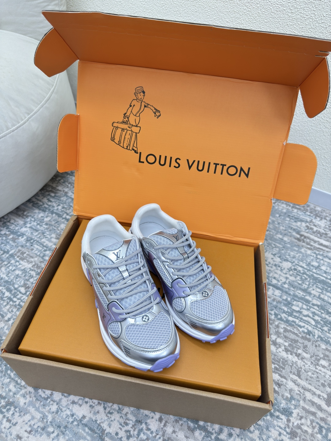 NO:265298,LV|Louis Vuitton L-Home Olympia series men's 10 purple LV|Louis Vuitton L-Home Olympia series couples silver-horned king casual sports shoes running shoes This LV Olympia sneakers reinterpret the classic running shoes design with a neat and simple design. Light EVA outsole makes for a comfortable and flexible wearing experience. Monogram embossed and LV letters and other rich details establish recognition ■ The original upper is consistent with the pressure-pressure process and matched with breathable mesh inner mesh material outsole TPU combination sole thickness: 3.5CM for women 35 36 37 38 39 40 41 for men 39 40 41 42 43 44 45 for gift box packaging, casual shoes/sports shoes, louis vuitton, louis  vuitton, louis vuitton, alexander wang, louis vuitton, sneakers19860909LV|路易威登L家驴牌 Olympia系列 男款10 紫色 LV|路易威登L家驴牌Olympia系列情侣款 银角大王休闲 运动鞋 跑鞋 本款 LV Olympia运动鞋以利落简约设计重绎经典跑鞋设计.轻盈 EVA 外底成就舒弹穿着体验. Monogram 压纹与 LV字母等丰富细节树立辨识度■ 鞋面原版一致 注压工艺 搭配透气网面 内里对版网料 大底TPU组合大底 底厚:3.5CM 女 35 36 37 38 39 40 41 男39 40 41 42 43 44 45 配置礼盒包装,休闲鞋/运动鞋,louis vuitton,louis vuitton,louis vuitton,alexander wang,louis vuitton,sneakers,Women's Shoes