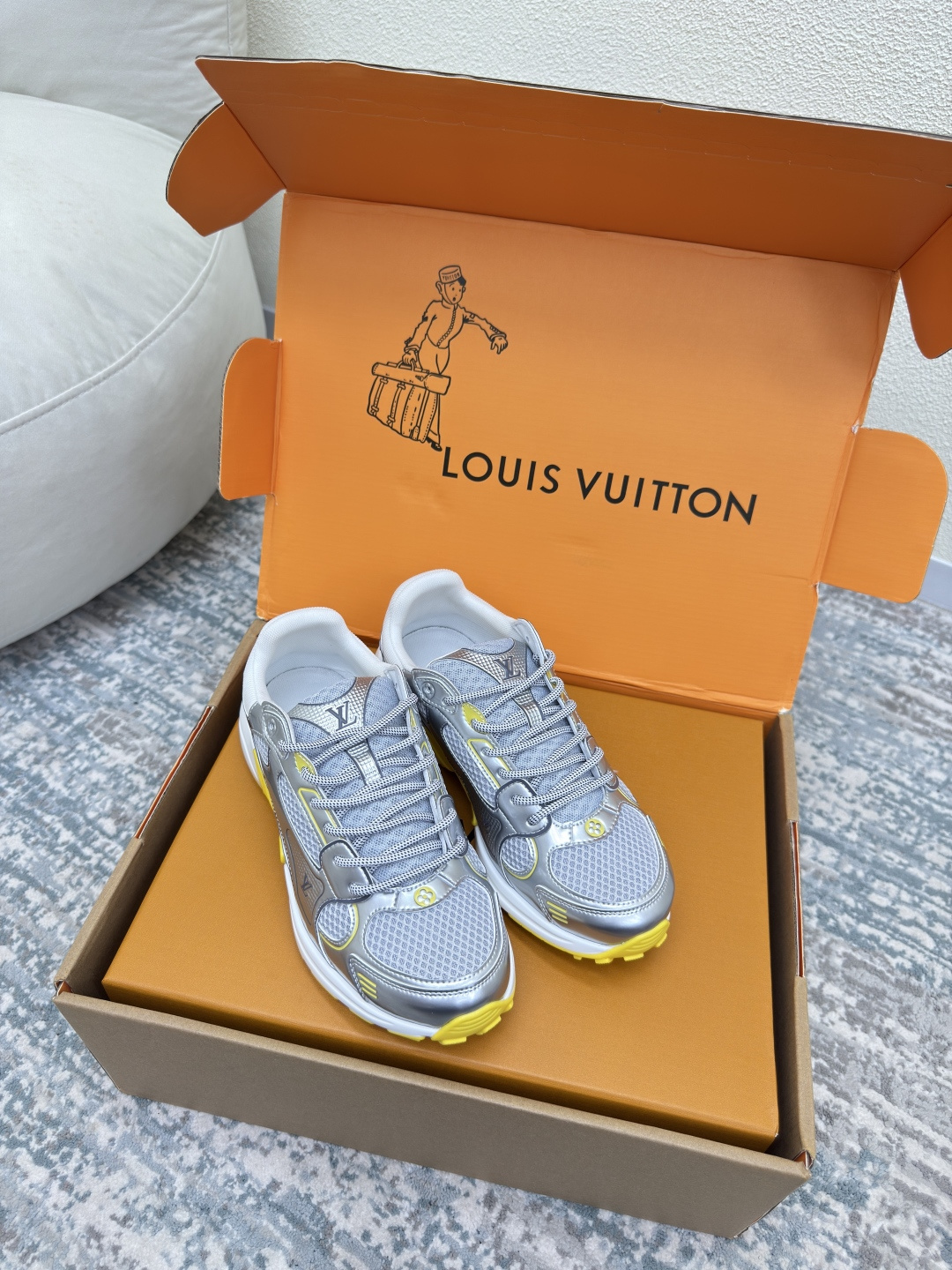 NO:265302,LV|Louis Vuitton L-Home Olympia series men's model 10 yellow LV|Louis Vuitton L-Home Olympia series couples silver-horned king casual sports shoes running shoes This LV Olympia sneakers reinterpret the classic running shoes design with a neat and simple design. Light EVA outsole makes for a comfortable and flexible wearing experience. Monogram embossed and LV letters and other rich details establish recognition ■ The original upper is consistent with the pressure injection process and match the breathable mesh inner mesh material outsole TPU combination sole thickness: 3.5CM for women 35 36 37 38 39 40 41 for men 39 40 41 42 43 44 45 for gift box packaging, casual shoes/sports shoes, louis vuitton, louis  vuitton, louis vuitton, alexander wang, louis vuitton, sneakers19860909LV|路易威登L家驴牌 Olympia系列 男款10 黄色 LV|路易威登L家驴牌Olympia系列情侣款 银角大王休闲 运动鞋 跑鞋 本款 LV Olympia运动鞋以利落简约设计重绎经典跑鞋设计.轻盈 EVA 外底成就舒弹穿着体验. Monogram 压纹与 LV字母等丰富细节树立辨识度■ 鞋面原版一致 注压工艺 搭配透气网面 内里对版网料 大底TPU组合大底 底厚:3.5CM 女 35 36 37 38 39 40 41 男39 40 41 42 43 44 45 配置礼盒包装,休闲鞋/运动鞋,louis vuitton,louis vuitton,louis vuitton,alexander wang,louis vuitton,sneakers,Women's Shoes
