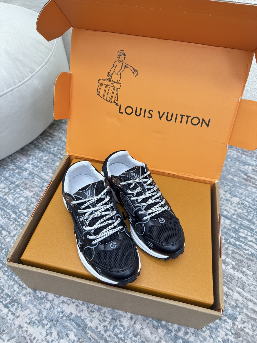 NO:265304,LV|Louis Vuitton L-Home Olympia series men's 10 black LV|Louis Vuitton L-Home Olympia series couples silver-horned king casual sports shoes running shoes This LV Olympia sneakers reinterpret the classic running shoes design with a neat and simple design. Light EVA outsole makes for a comfortable and flexible wearing experience. Monogram embossed and LV letters and other rich details establish recognition ■ The original upper is consistent with the pressure injection process and match the breathable mesh inner mesh material outsole TPU combination sole thickness: 3.5CM for women 35 36 37 38 39 40 41 for men 39 40 41 42 43 44 45 for gift box packaging, casual shoes/sports shoes, louis vuitton, louis  vuitton, louis vuitton, alexander wang, louis vuitton, sneakers19860909LV|路易威登L家驴牌 Olympia系列 男款10 黑色 LV|路易威登L家驴牌Olympia系列情侣款 银角大王休闲 运动鞋 跑鞋 本款 LV Olympia运动鞋以利落简约设计重绎经典跑鞋设计.轻盈 EVA 外底成就舒弹穿着体验. Monogram 压纹与 LV字母等丰富细节树立辨识度■ 鞋面原版一致 注压工艺 搭配透气网面 内里对版网料 大底TPU组合大底 底厚:3.5CM 女 35 36 37 38 39 40 41 男39 40 41 42 43 44 45 配置礼盒包装,休闲鞋/运动鞋,louis vuitton,louis vuitton,louis vuitton,alexander wang,louis vuitton,sneakers,Women's Shoes
