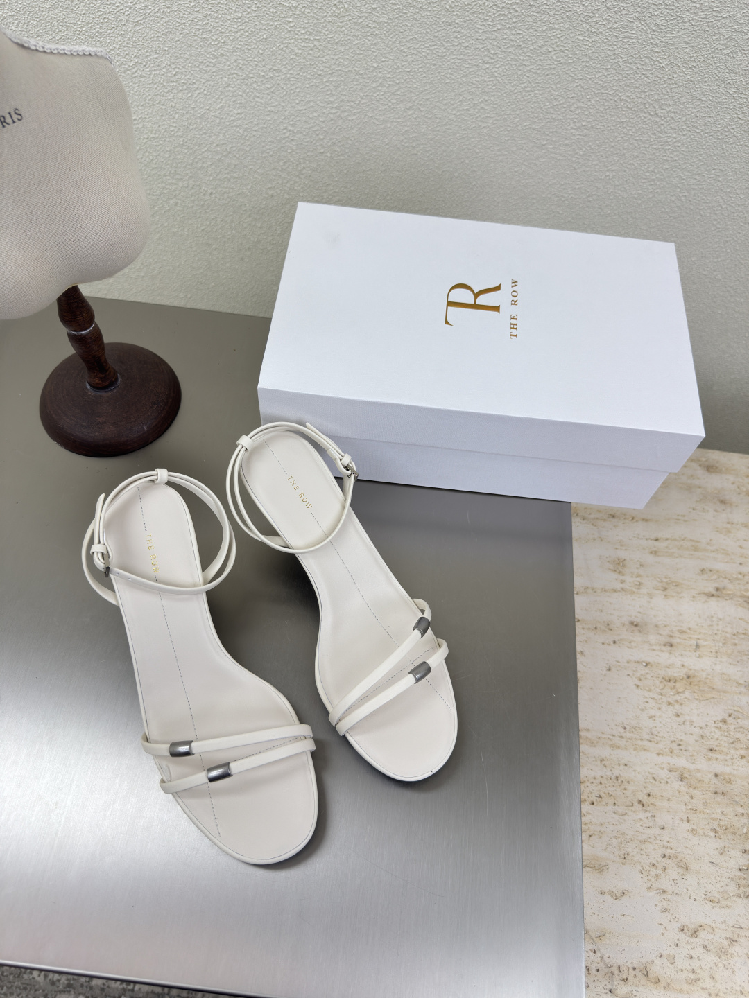 NO:265286,Mid-heeled sandals, exquisite hardware embellishment, minimalist style, The Row Classic, Handmade, High-version, Beautiful, Original, High-merburst, Reverse-velvet leather, Craftsmanship, Same as Celebrities, Full of Fashion, Comfortable Inner, Outsole, Italian leather outsole, Outsole, Craftsmanship, Multi-color optional, No pressure-free, Size 35 36 37 38 39 40 (40 customized) With original packaging, high heels, sandals, high heels, Leather soles19860909中跟 细带凉鞋 精致五金点缀  极简风  The Row 经典 手工制作 高版本入 米白色 原版 高丝光牛反绒皮   工艺 对版 明星同款 时尚感满满   内里脚感舒适 大底 意大利真皮大底 大底 工艺  多色可选 搭配无压力  码数35 36 37 38 39 40（40 定制）  配原版包装,高跟鞋凉鞋,sandals,high heels,Leather soles,Women's Shoes