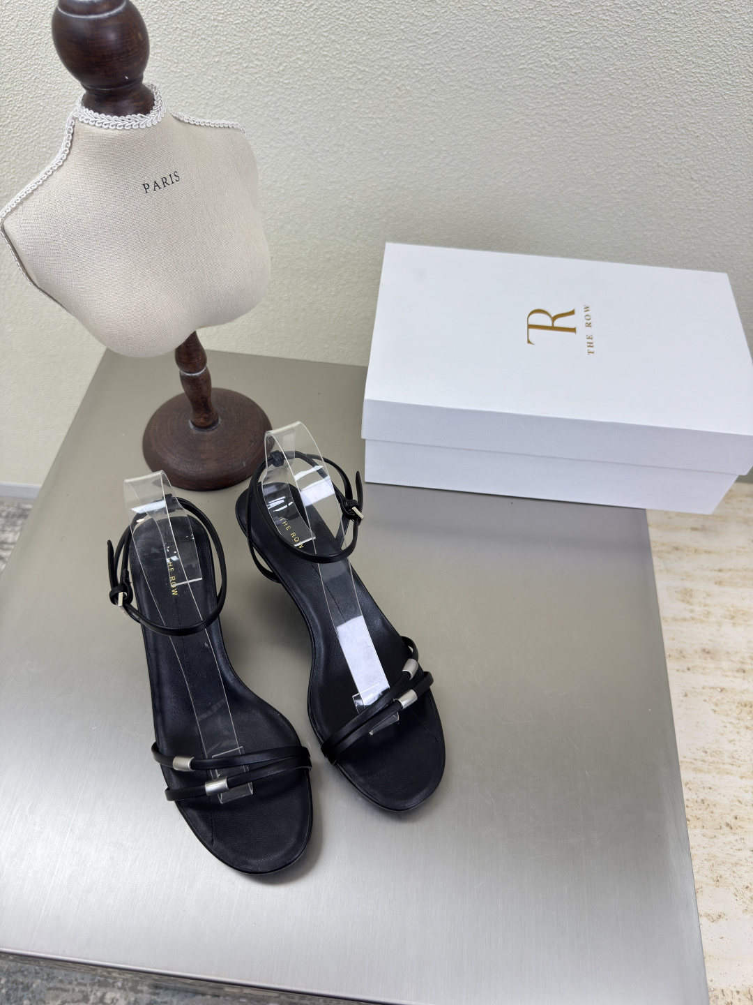 NO:265292,Mid-heeled sandals, exquisite hardware embellishment, minimalist style, The Row Classic, Handmade, High-version, Black original, High-mercerized beef reverse leather, Craftsmanship, Same version, Celebrity, Full of fashion, Comfortable inner foot, Outsole, Italian leather outsole, Outsole, Craftsmanship, Multi-color optional, No pressure-free, Size 35 36 37 38 39 40 (40 customized) With original packaging, high heels, sandals, high heels, Leather soles19860909中跟 细带凉鞋 精致五金点缀  极简风  The Row 经典 手工制作 高版本入 黑色原版 高丝光牛反绒皮   工艺 对版 明星同款 时尚感满满   内里脚感舒适 大底 意大利真皮大底 大底 工艺  多色可选 搭配无压力  码数35 36 37 38 39 40（40 定制）  配原版包装,高跟鞋凉鞋,sandals,high heels,Leather soles,Women's Shoes