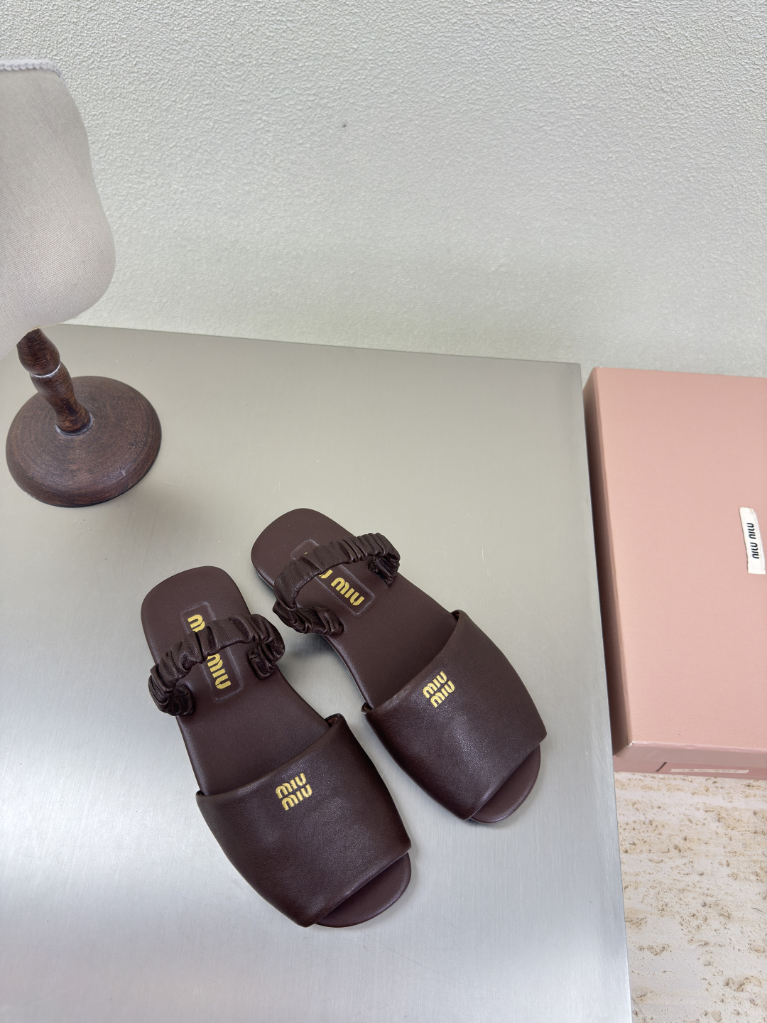 NO:264934,miu'miu elastic and comfortable coffee lambskin pair flat design series miu'miu classic comfort production original consistent whole-formed outsole high-version fabric lambskin original consistent right version design girlish feeling comfortable benchmarking 35 36 37 38 39 40 41 (40 41 size customized) configuration original packaging, slippers, miumiu, slippers, sheepskin19860909miu'miu 松紧舒适 咖啡 小羊皮 对版 平底设计 系列 miu'miu 经典舒适 制作  原版一致 一体成型大底 高版本  面料 小羊皮   原版一致 对版 设计 少女感 舒适  对标对版 35 36 37 38 39 40 41（40 41 码定制） 配置原版包装,拖鞋,miumiu,slippers,sheepskin,Women's Shoes