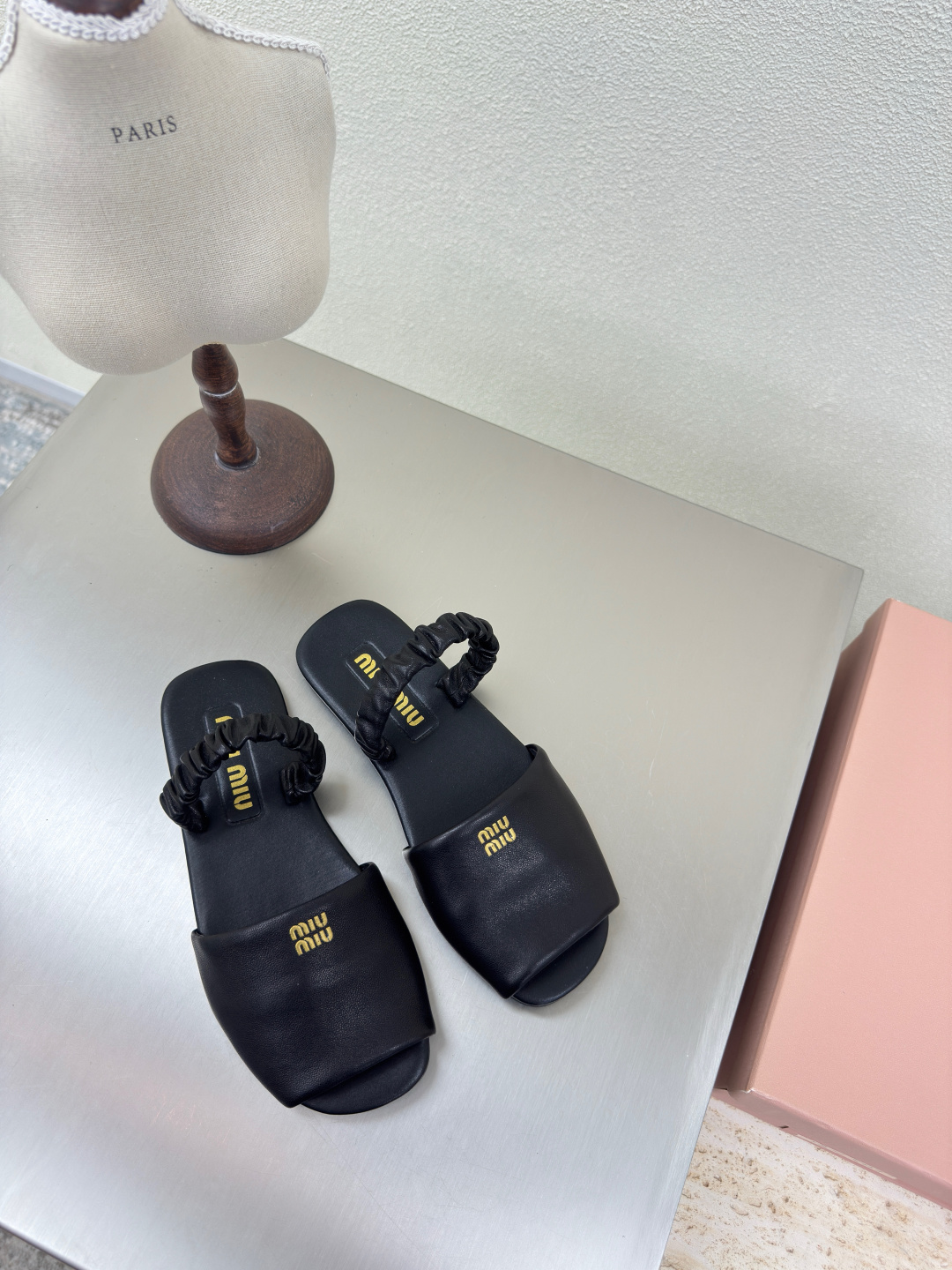 NO:264938,miu'miu elastic and comfortable black lambskin paired flat design series miu'miu classic comfort production original consistent whole-formed outsole high-version fabric lambskin original consistent right version design girlish feeling comfortable benchmarking 35 36 37 38 39 40 41 (40 41 size customized) configuration original packaging, slippers, miumiu, slippers, sheepskin19860909miu'miu 松紧舒适 黑色小羊皮 对版 平底设计 系列 miu'miu 经典舒适 制作  原版一致 一体成型大底 高版本  面料 小羊皮   原版一致 对版 设计 少女感 舒适  对标对版 35 36 37 38 39 40 41（40 41 码定制） 配置原版包装,拖鞋,miumiu,slippers,sheepskin,Women's Shoes